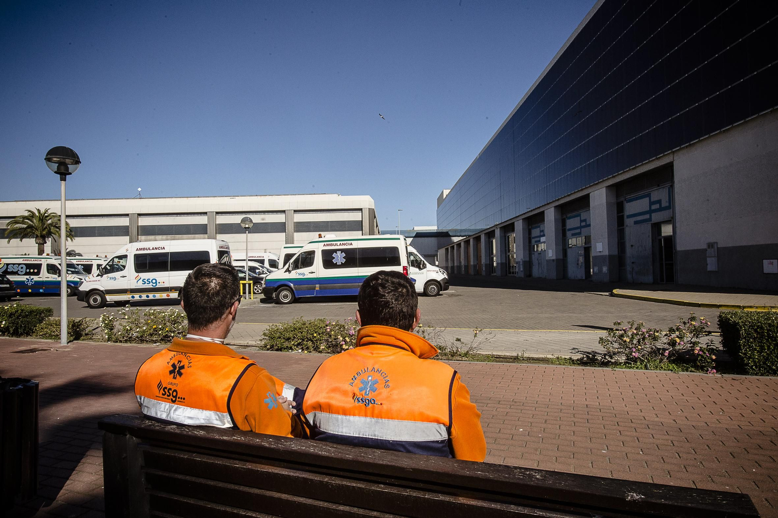 Trabajadores de ambulancias a las puertas de la sede de ssg en la zona Franca