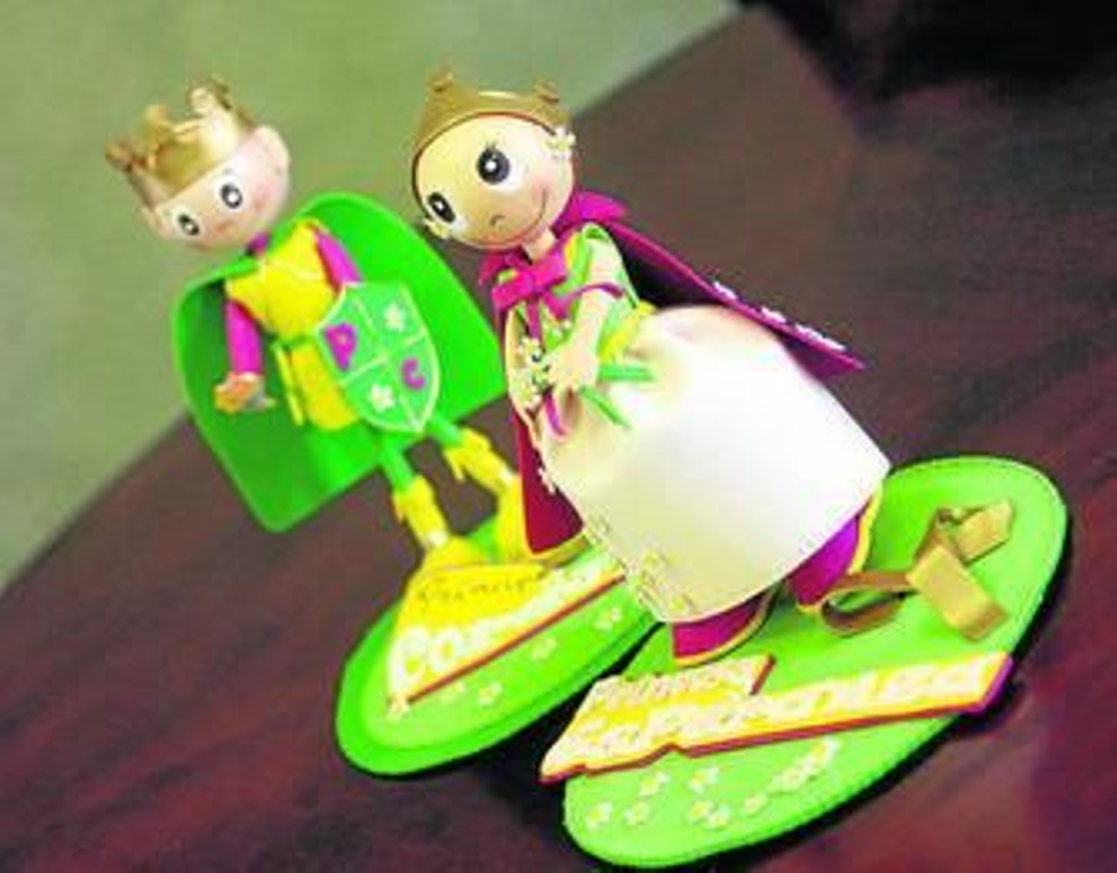 Los muñecos príncipe Coraje y princesa Esperanza.