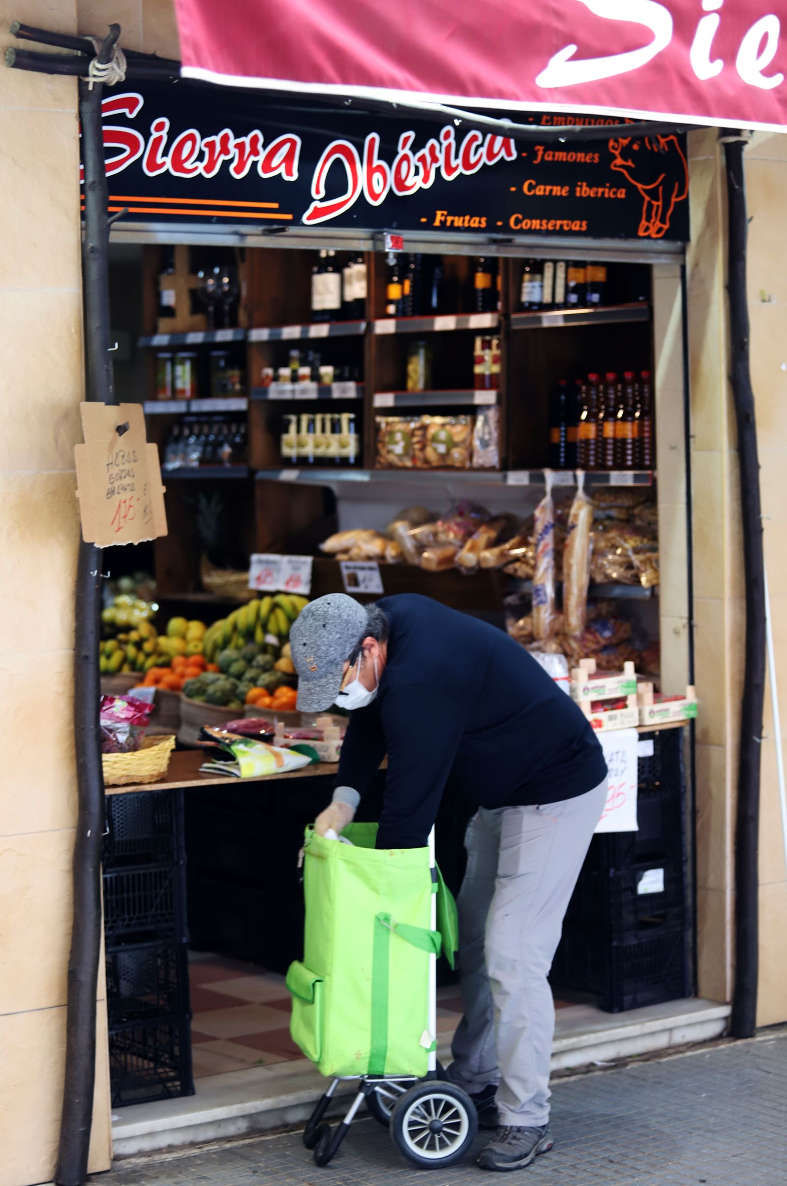 Imágenes de la actividad en las pequeñas tiendas de alimentación, fruterías y pescaderías