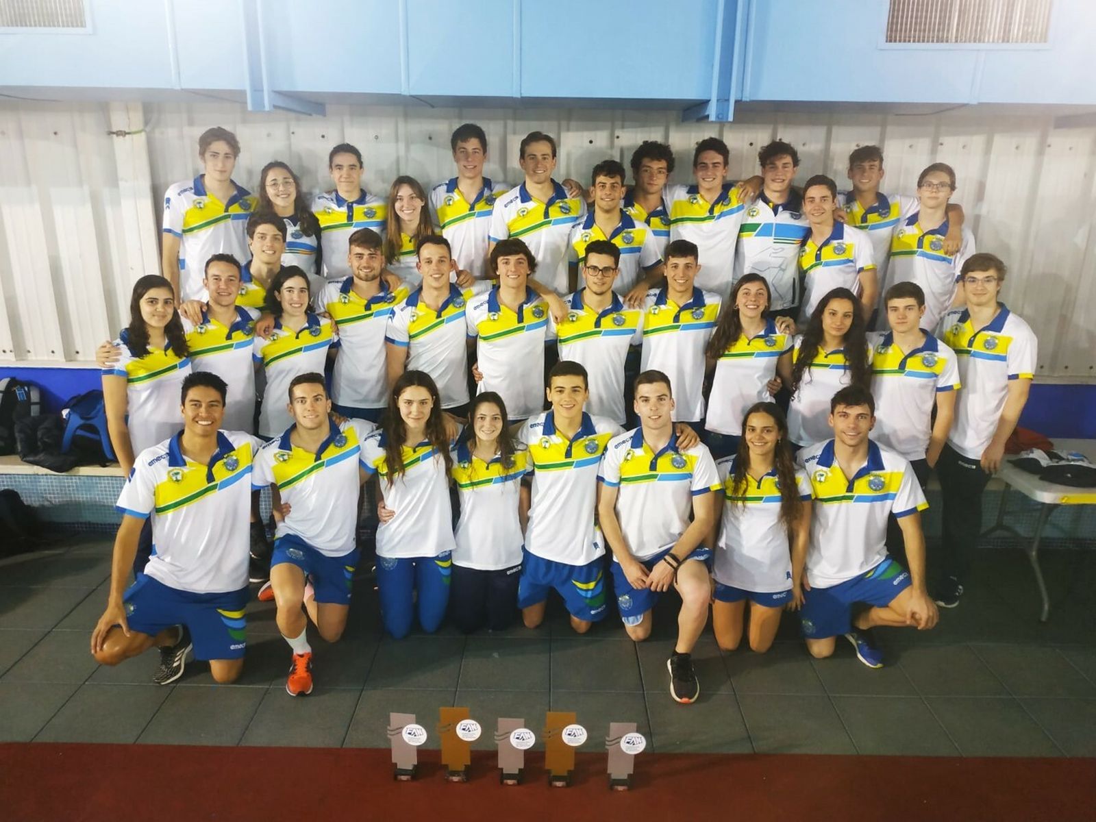 Los componentes del Club Natación Mairena que compitieron en San Fernando.