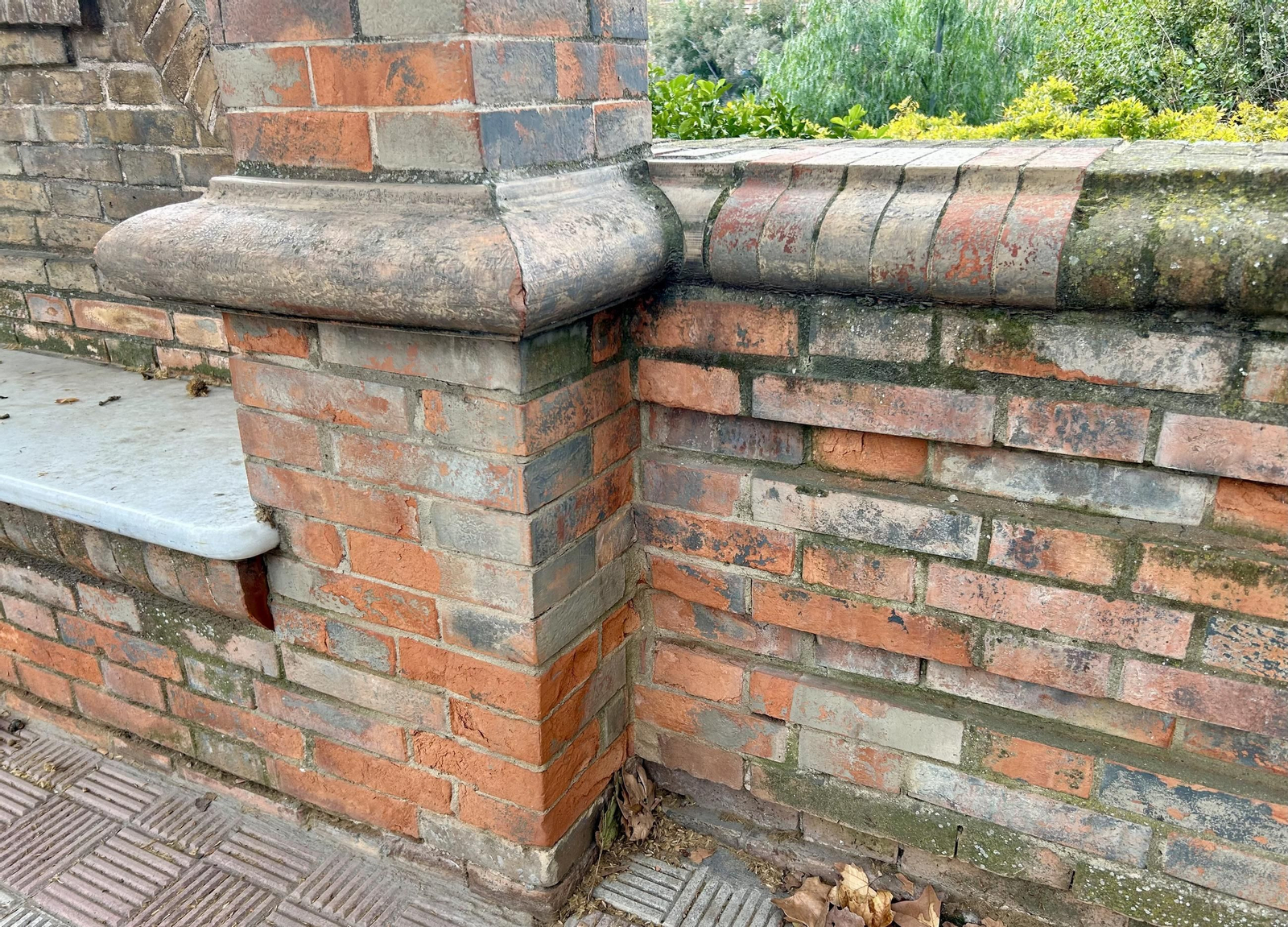 Abandono en los bancos del Paseo de las Delicias