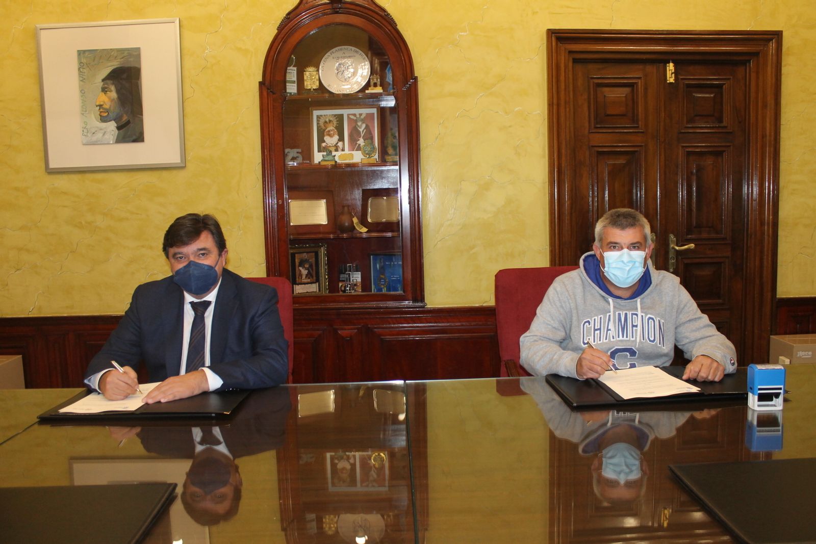 El alcalde de Huelva, Gabriel Cruz, y el vicepresidente de Aosa-Tea, Celestino Martín, durante la firma del convenio.