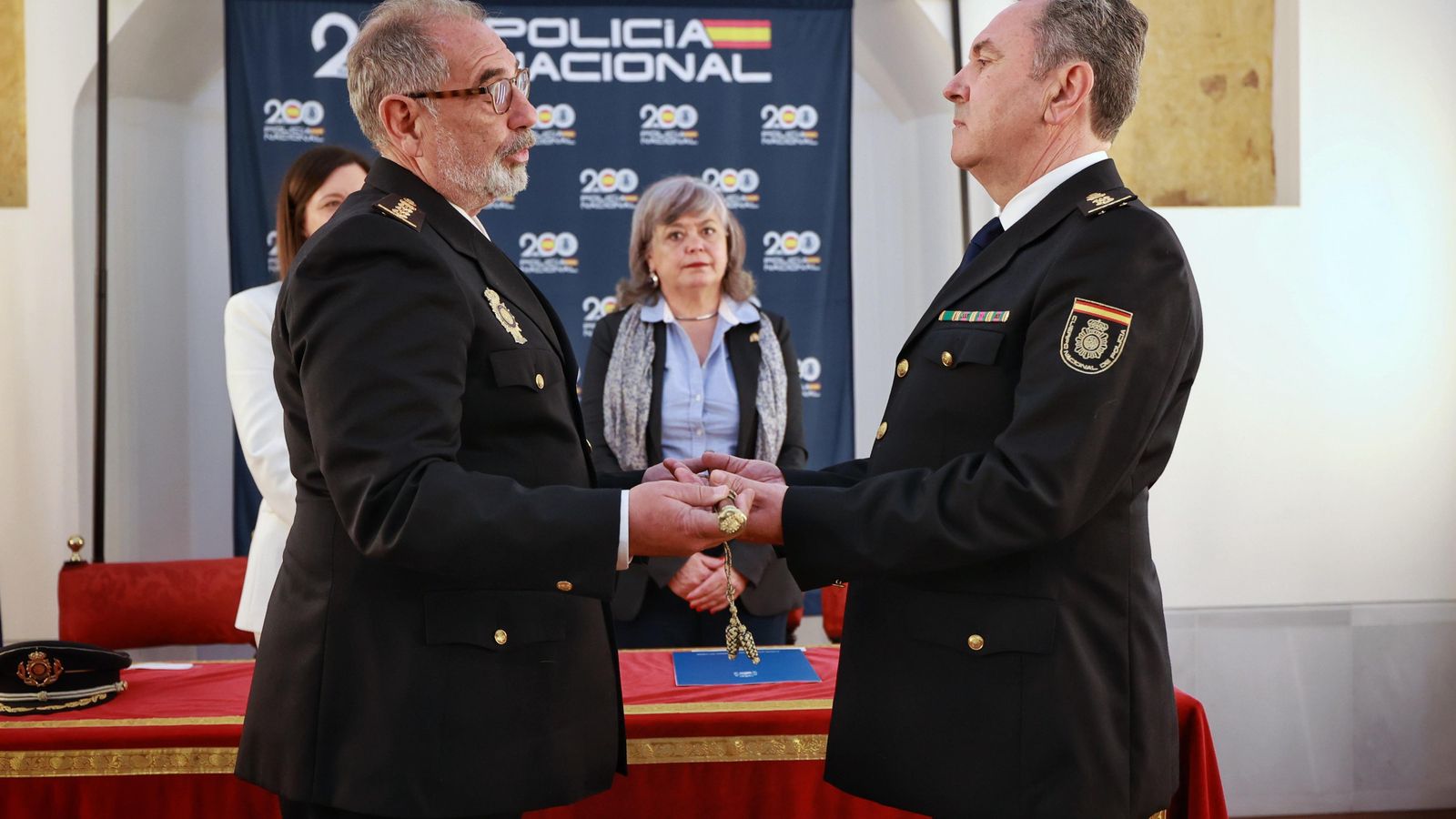 El comisario provincial estrecha la mano del nuevo jefe de San Fernando ante la presencia de la subdelegada del Gobierno.