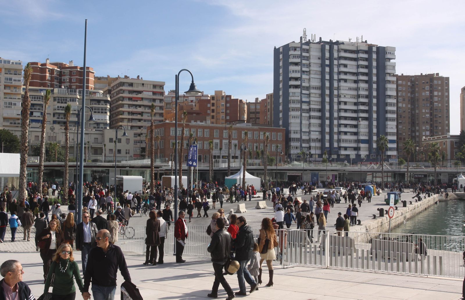 Imagen de archivo de un gran número de personas paseando por Muelle Uno.