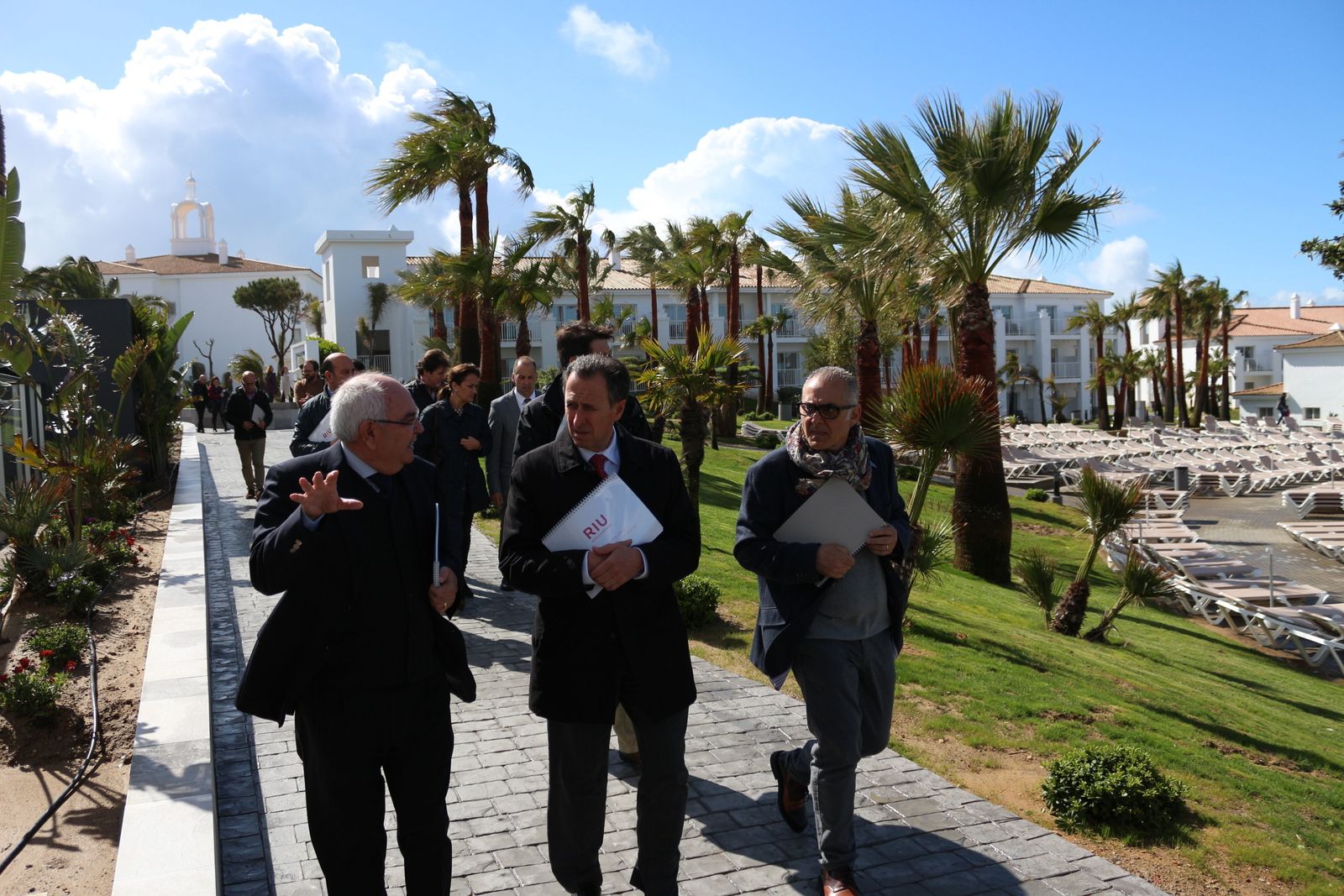 Un momento de la visita institucional realizada ayer por el alcalde y otros ediles a las reformadas instalaciones.