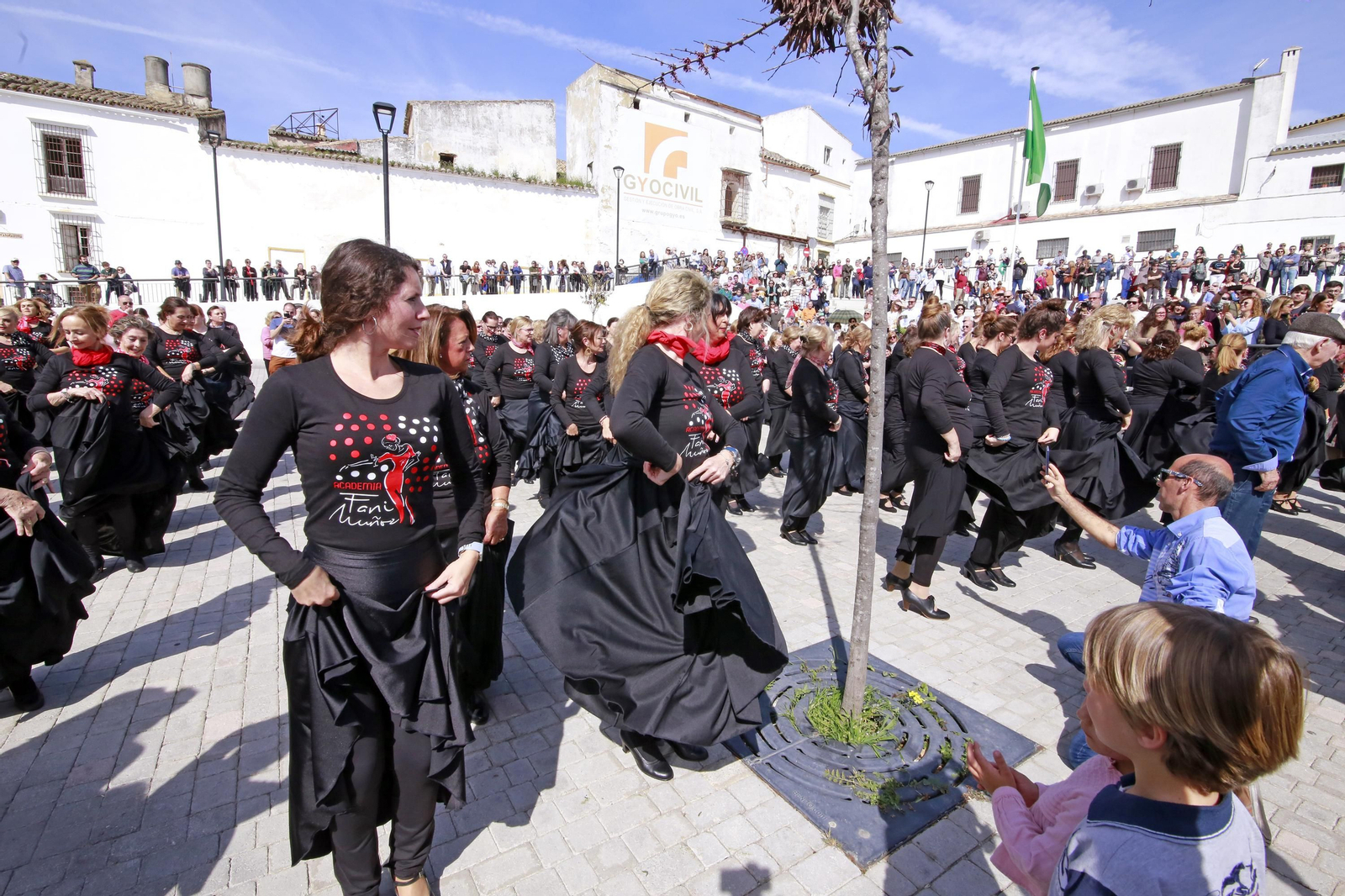 Himno Andaluz a guitarra y flashmob flamenco por el día de Andalucía