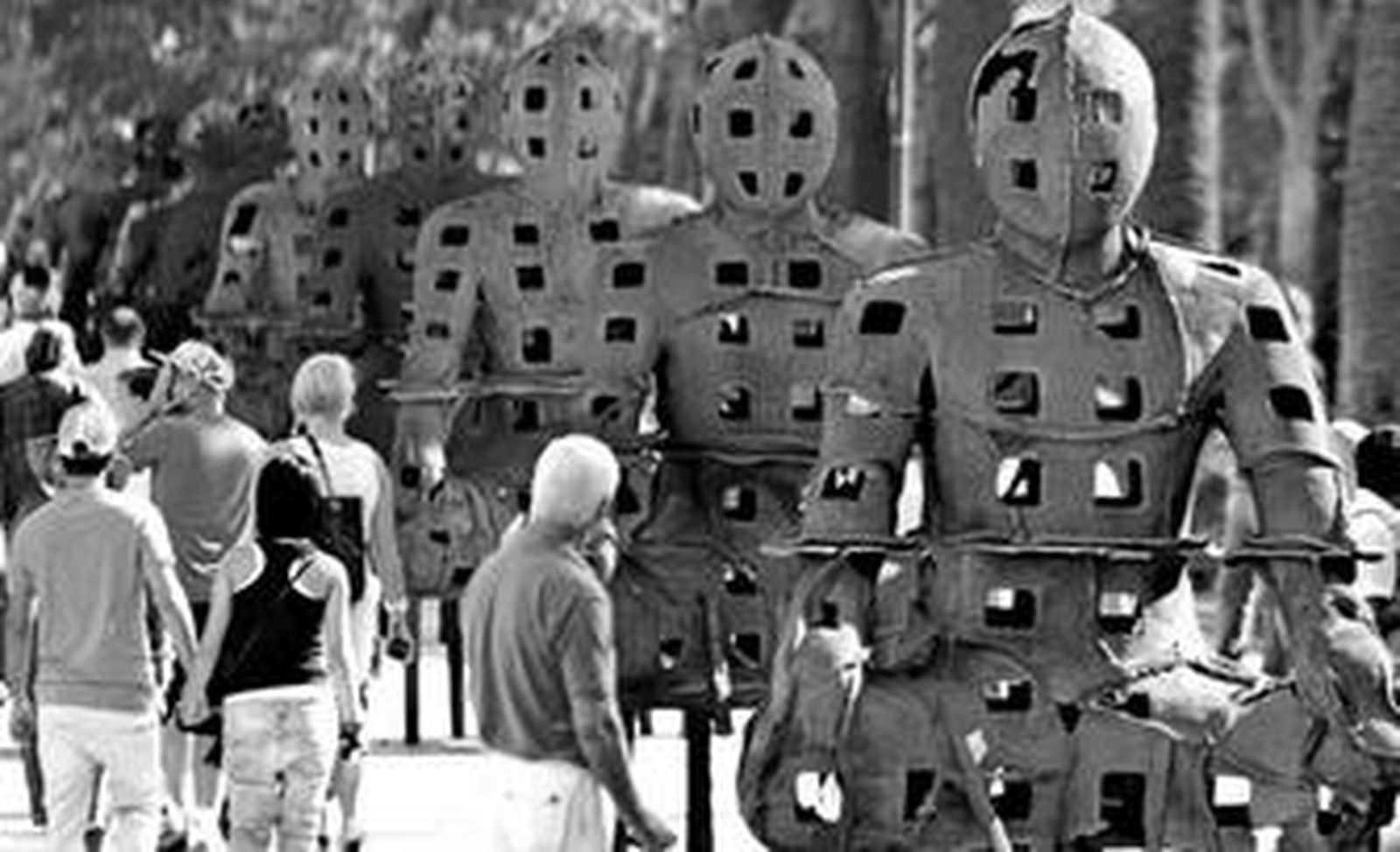Una decena de monumentales 'guardianes' interrumpirán durante seis semanas el paso del viandante en el Paseo del Parque.