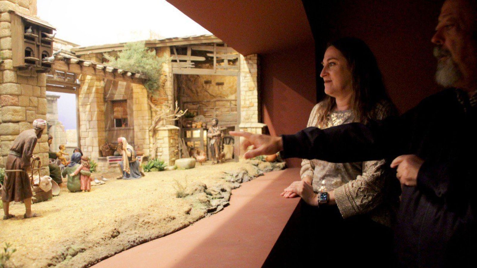 Regla Moreno, portavoz de Cs San Fernando, con el presidente de los belenistas, Manolo Mendoza.