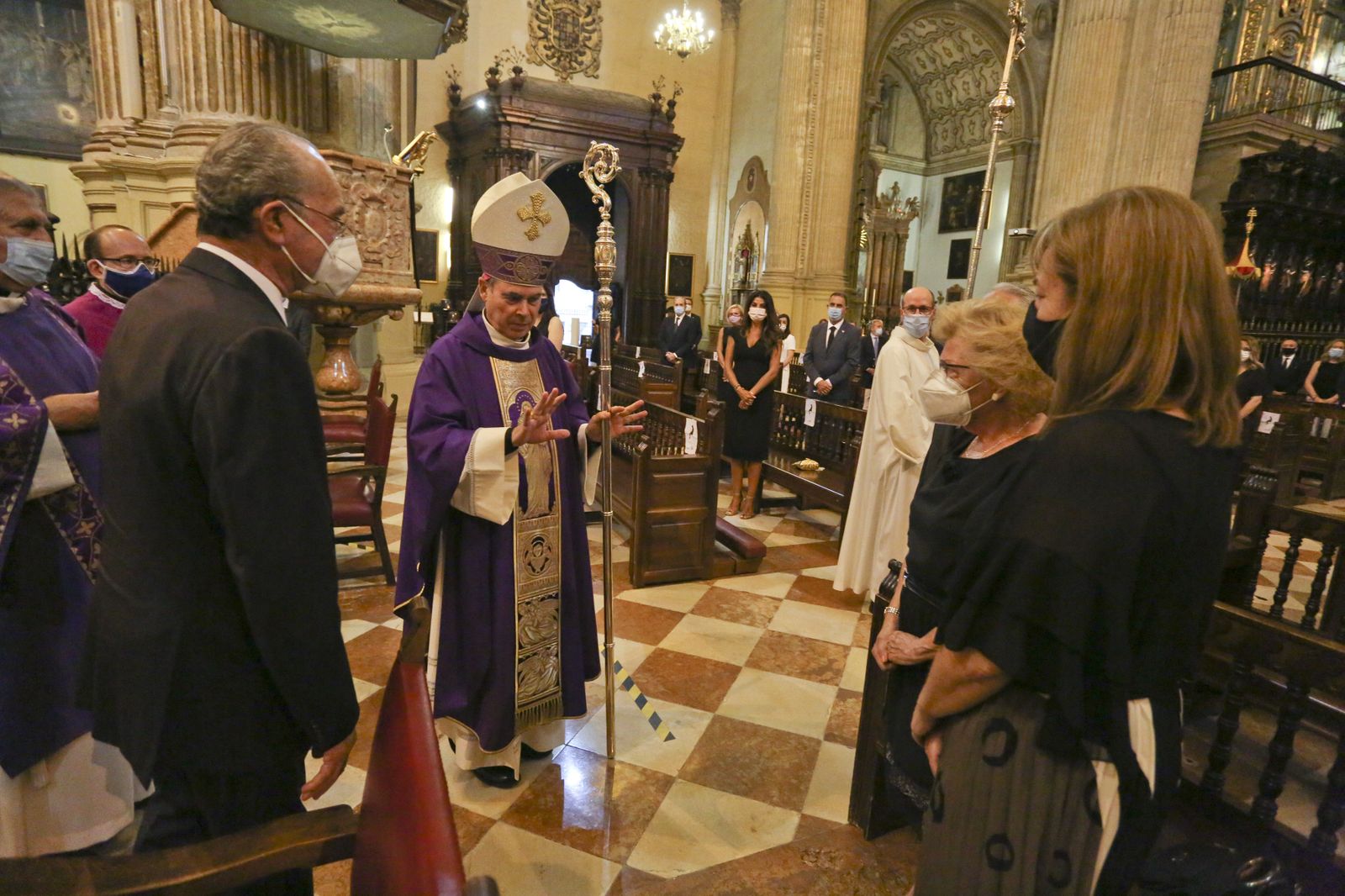 Las fotos del funeral en la Catedral de Málaga por los fallecidos con coronavirus.