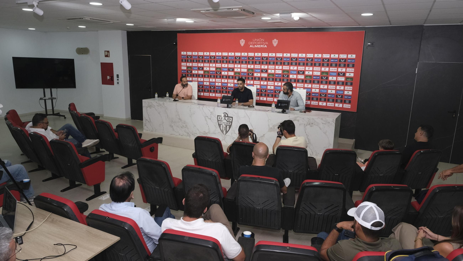 Presentación del nuevo Presidente de la U.D. Almería, Al-Khereiji, en imágenes