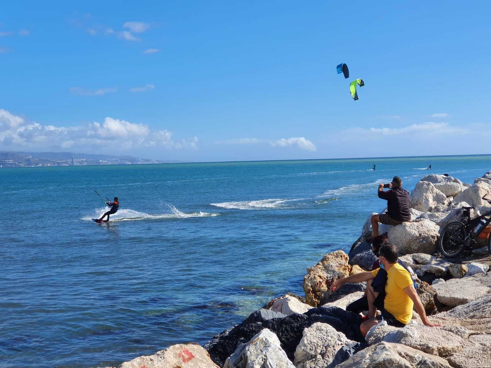 Domingo de kitesurf en la playa de Sacaba de Málaga, en fotos