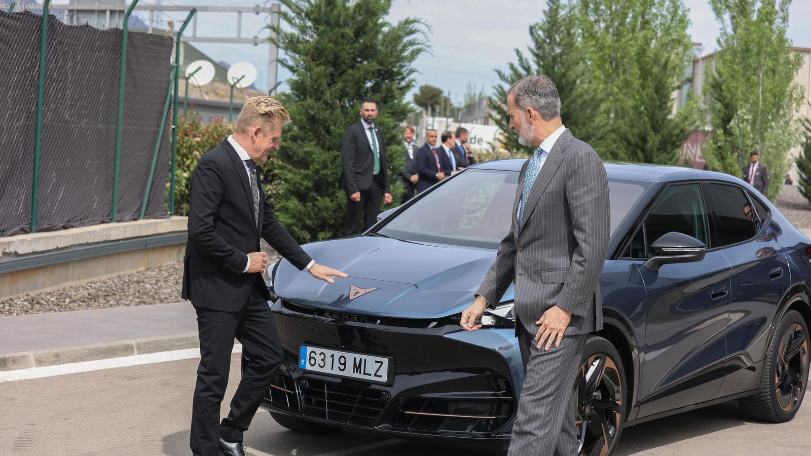 Felipe VI tuvo también la oportunidad de conducir el nuevo Cupra Raval acompañado por Wayne Griffiths, presidente de Seat.