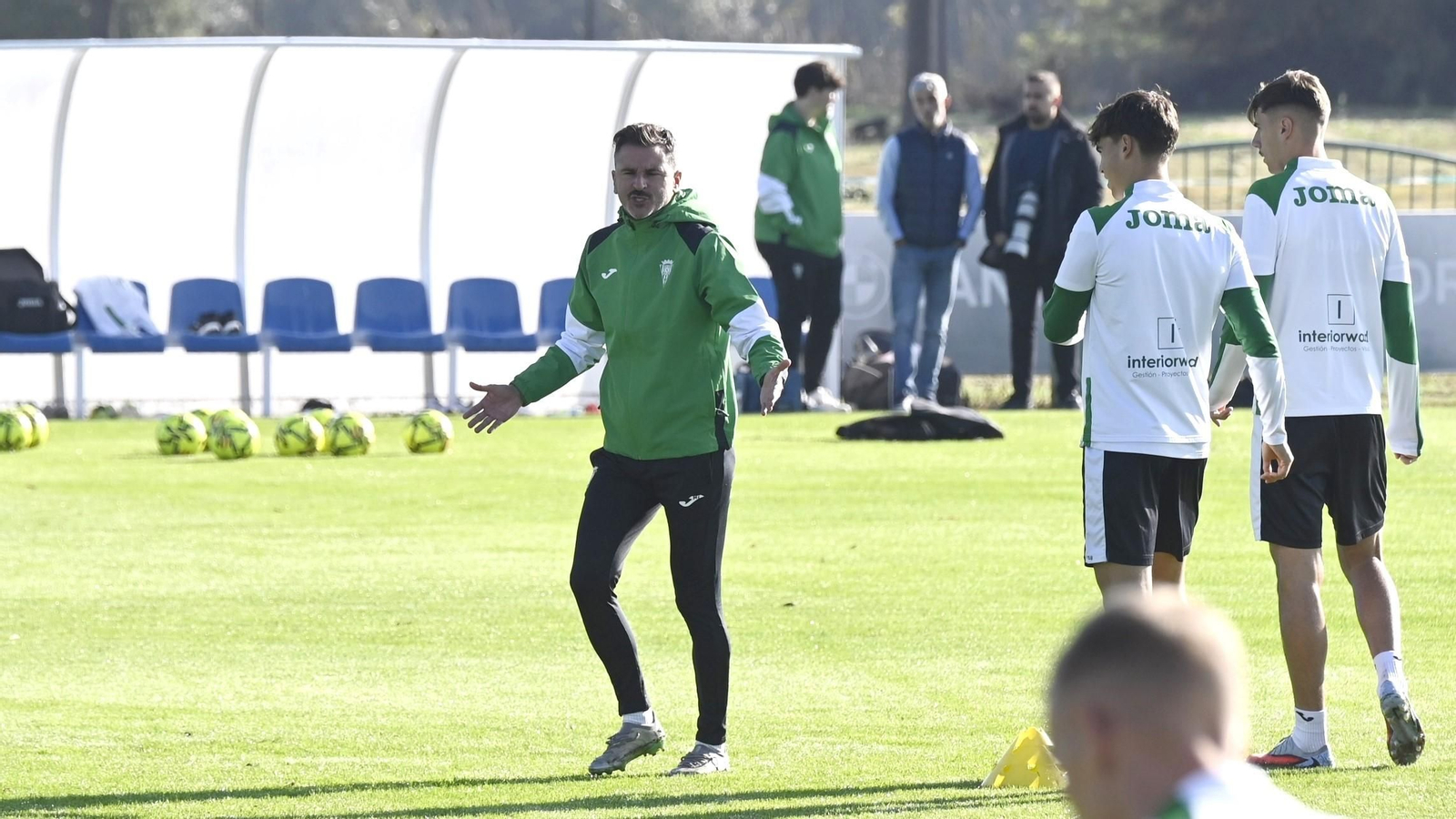 Iván Ania, técnico del Córdoba CF, da instrucciones a sus jugadores en un entrenamiento en la Ciudad Deportiva.