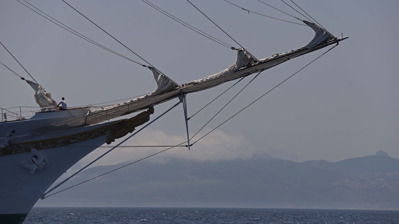 Fotos del 'Juan Sebastián Elcano' navegando por el Estrecho