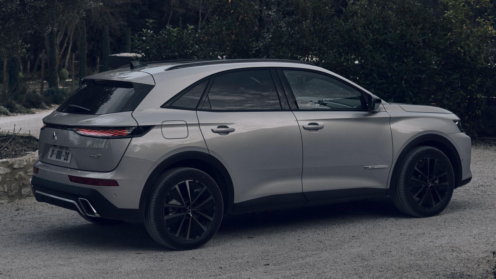 El DS7 incorpora el acabado Édition France en tres de sus cuatro motores: el Diesel de 130 CV y los dos híbridos enchufables de 225 y 300 CV.