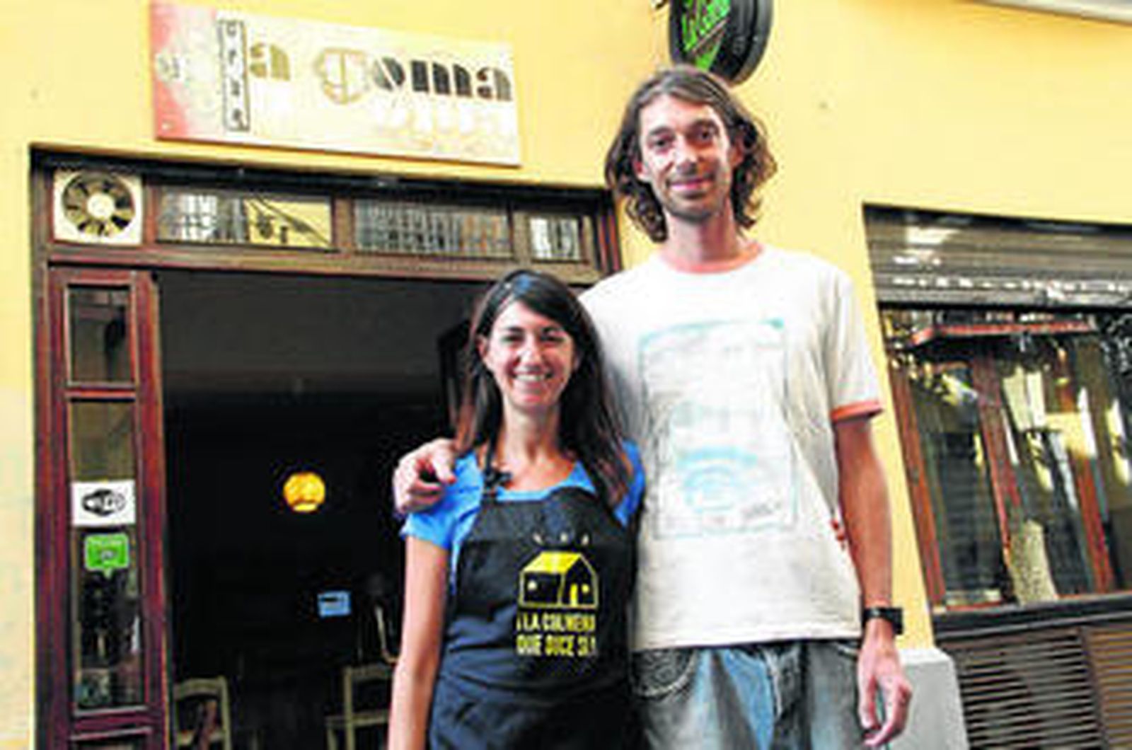 Ana López y Luca Stragloto en la puerta de La Goma.