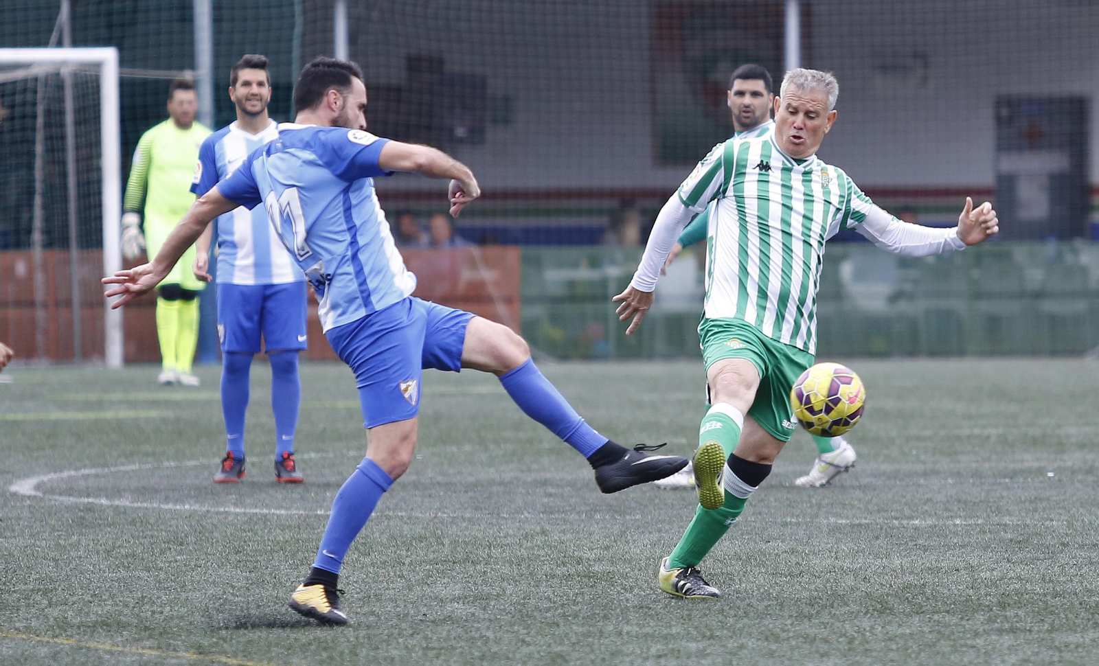 La jornada solidaria de los Málaga Forever y el Betis, en fotos