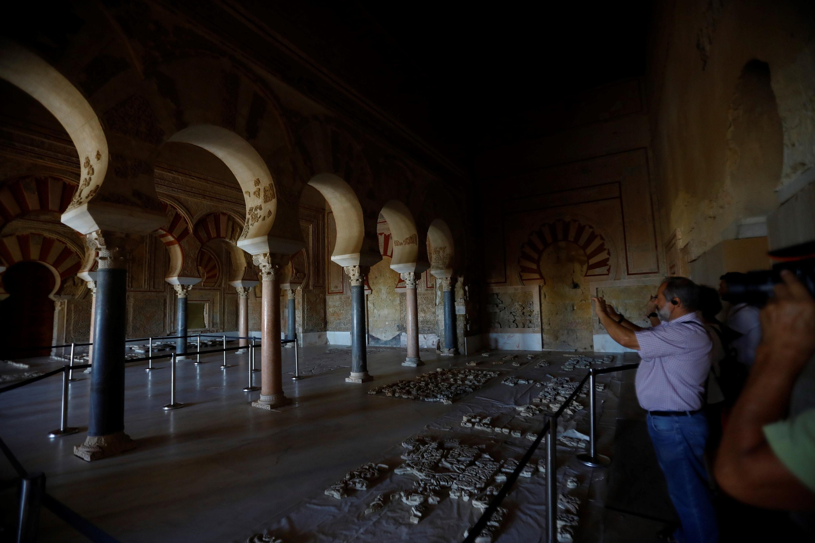 Las primeras visitas al Salón Rico de Medina Azahara tras su reapertura al público, en imágenes