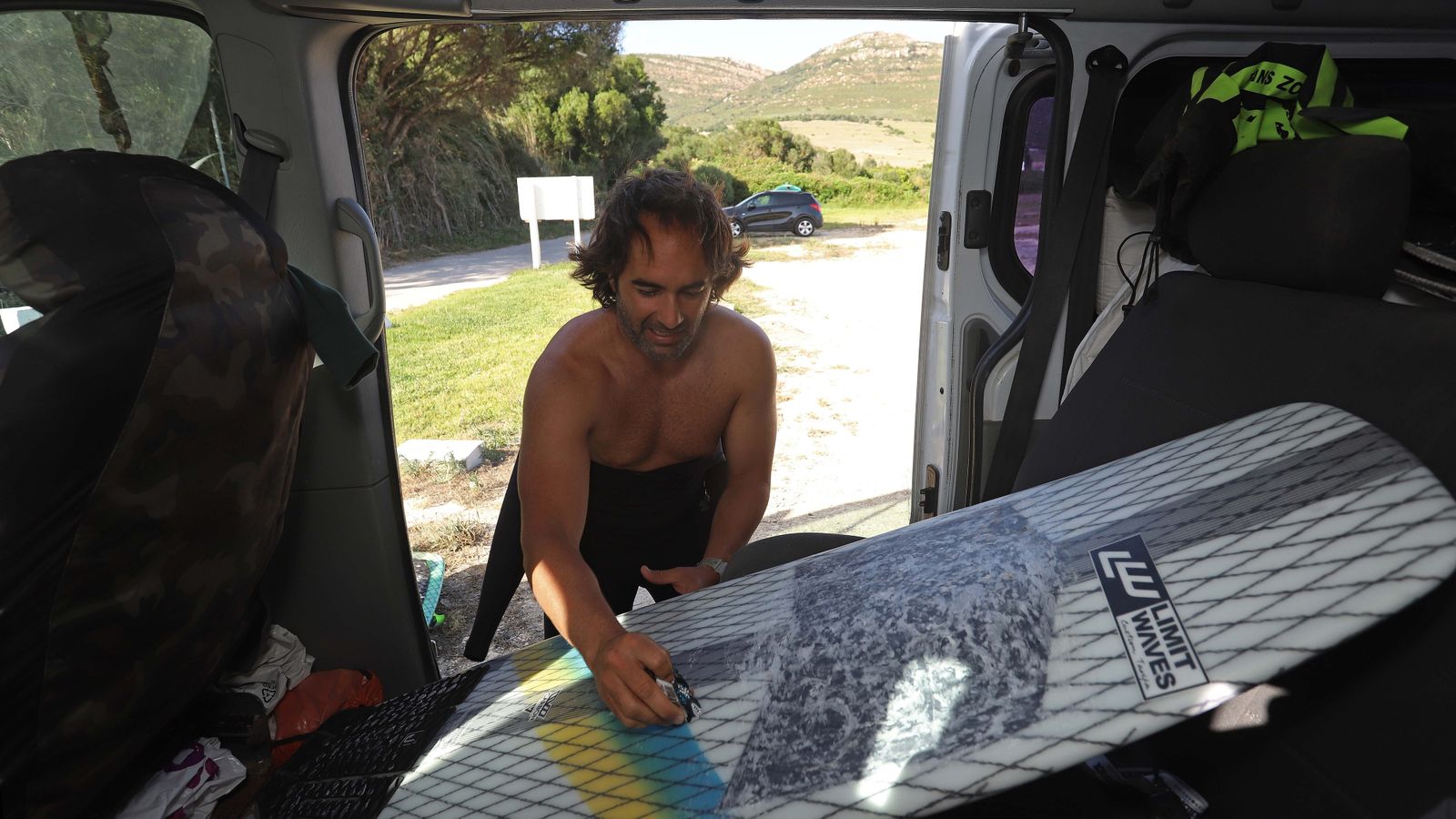 Fonsy Delgado rinde homenaje a Paco de Lucía en las playas de Tarifa