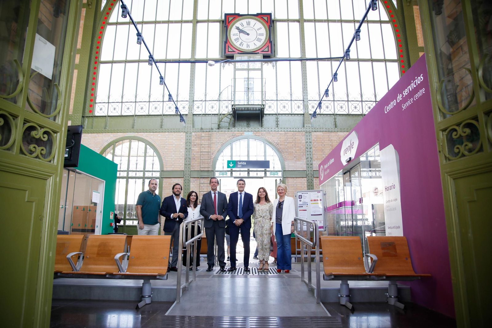 El delegado del Gobierno, Pedro Fernández, visita la estación histórica de Renfe en Almería, en imágenes