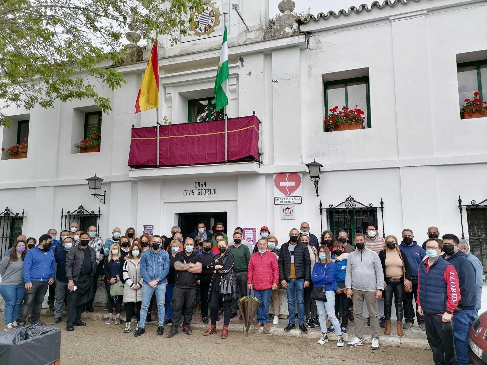 Comerciantes y representantes de asociaciones de La Barca, tras a reunión en el Ayuntamiento. Comerciantes y representantes de asociaciones de La Barca, tras a reunión en el Ayuntamiento.