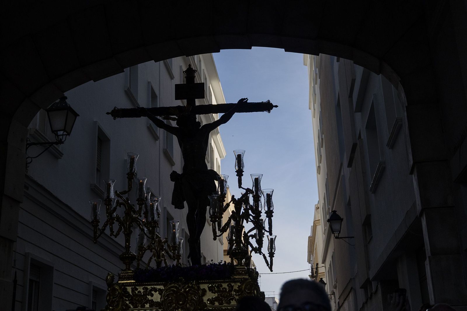 Las imágenes del vía crucis del Cristo de la Misericordia, de la hermandad de La Palma, a la Catedral