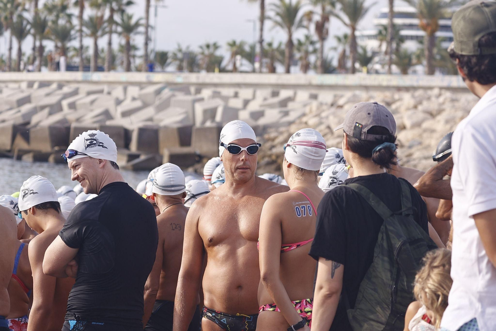 La Travesía a Nado Memorial Tomás García Zamudio de Málaga, en imágenes