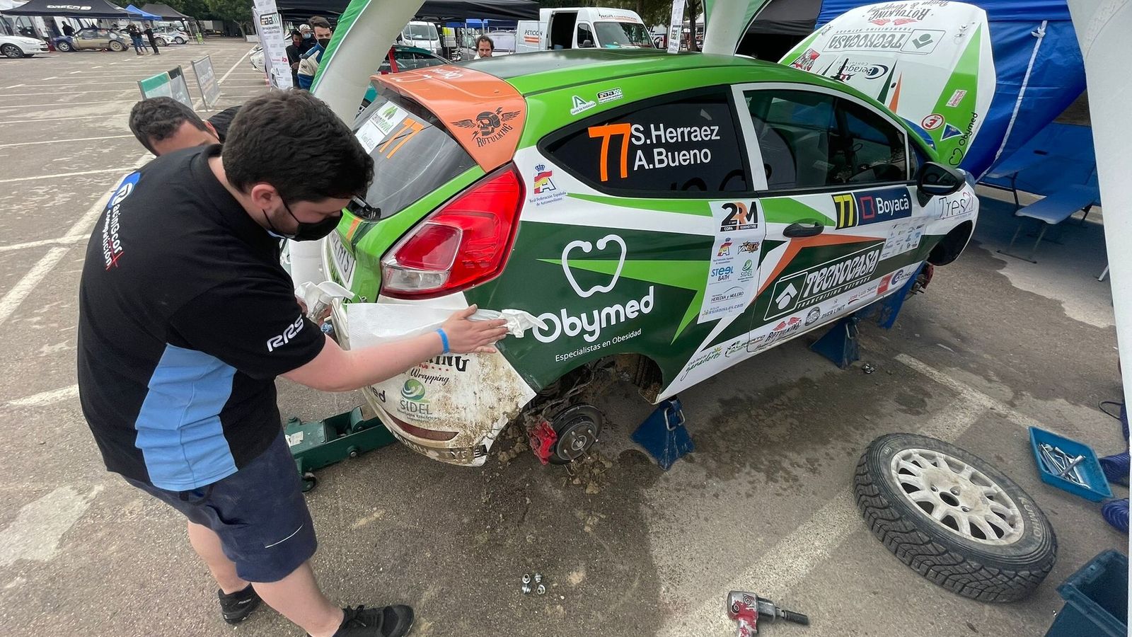 El coche de Alberto Bueno, en la asistencia del Rally.