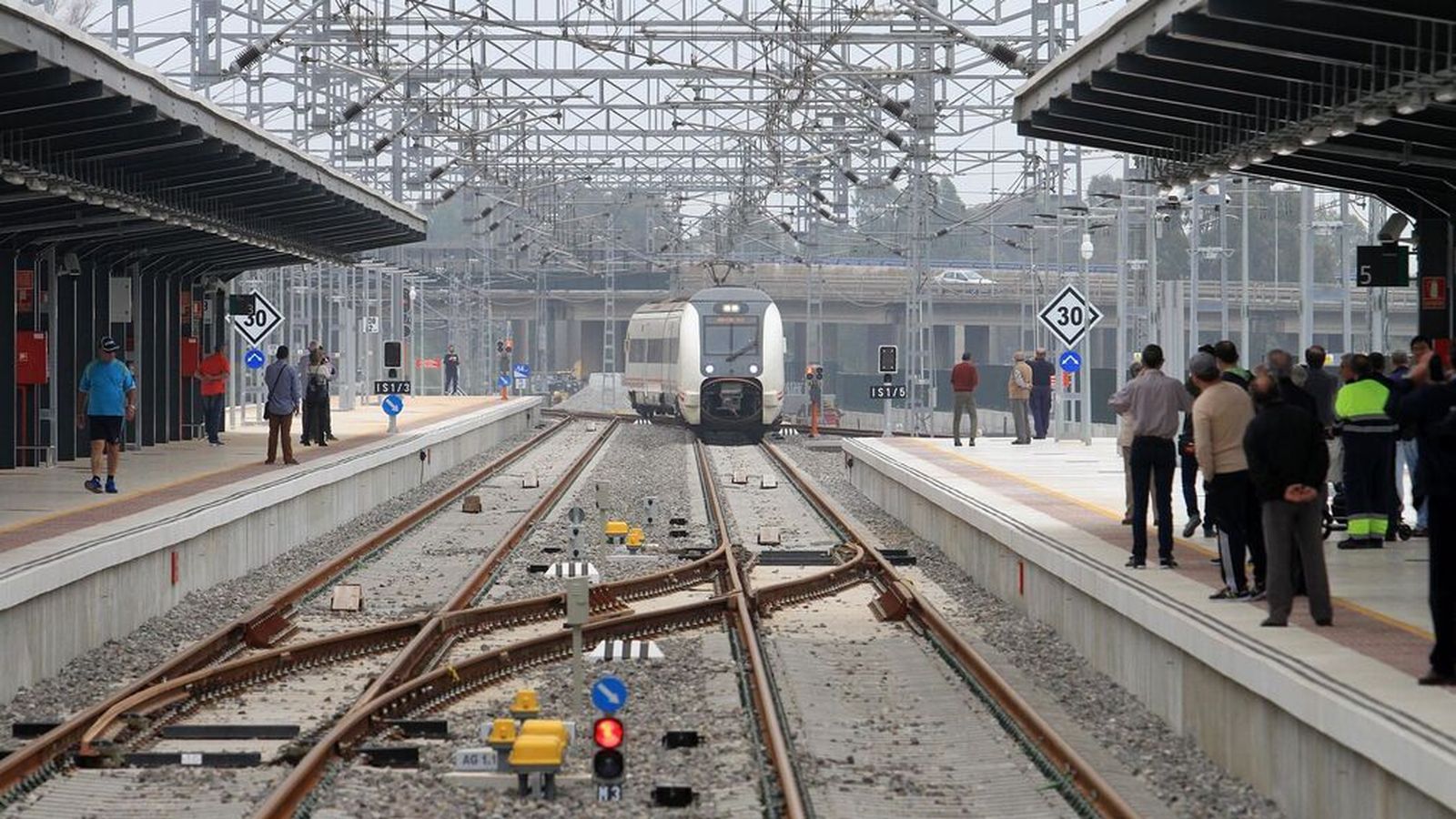 Un tren llega a la estación de Renfe en Huelva.