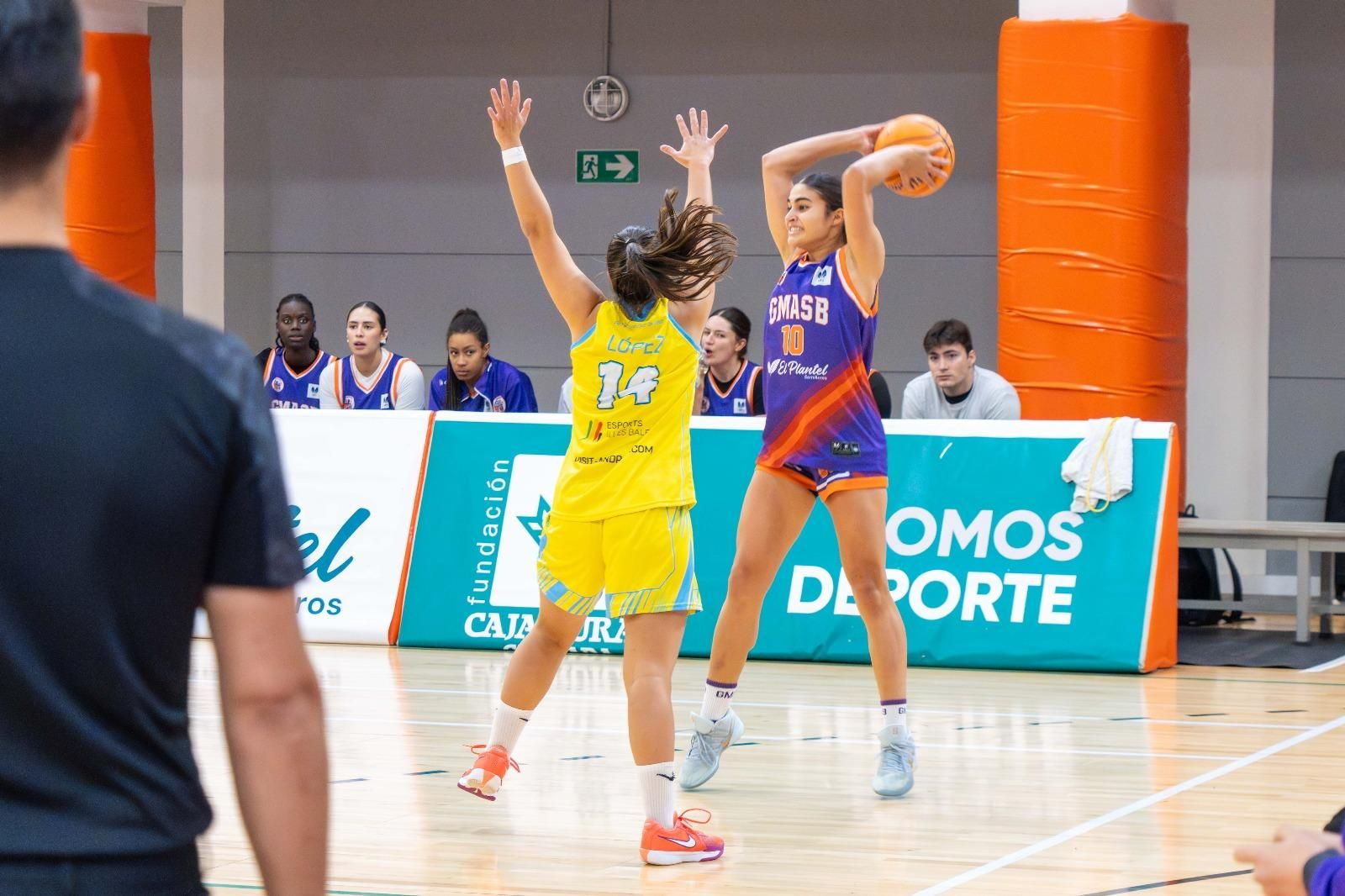 Una jugadora de GmasB intentando un pase dentro de la zona.