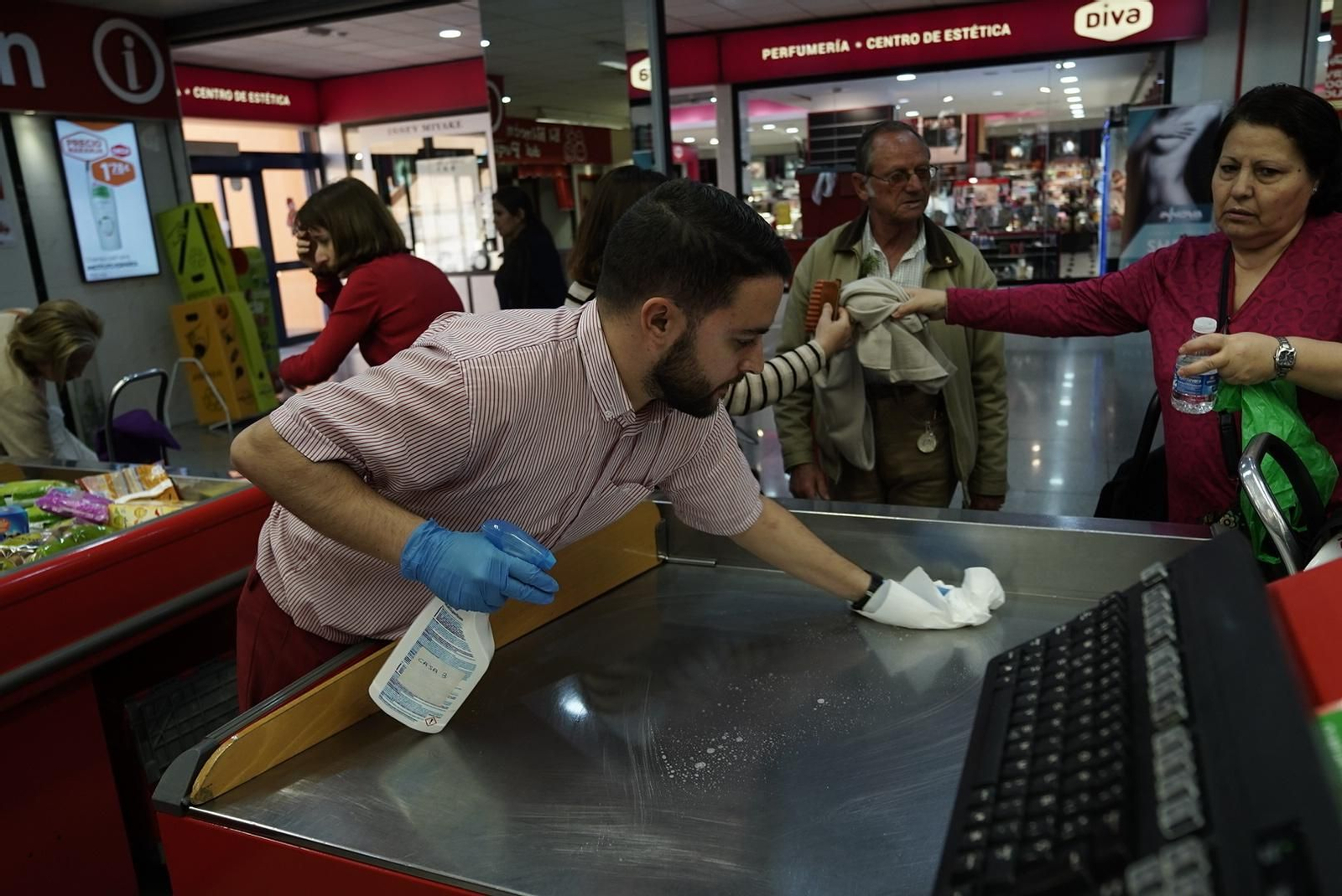 Un trabajador de Deza limpia una caja en el supermercado del Zoco.