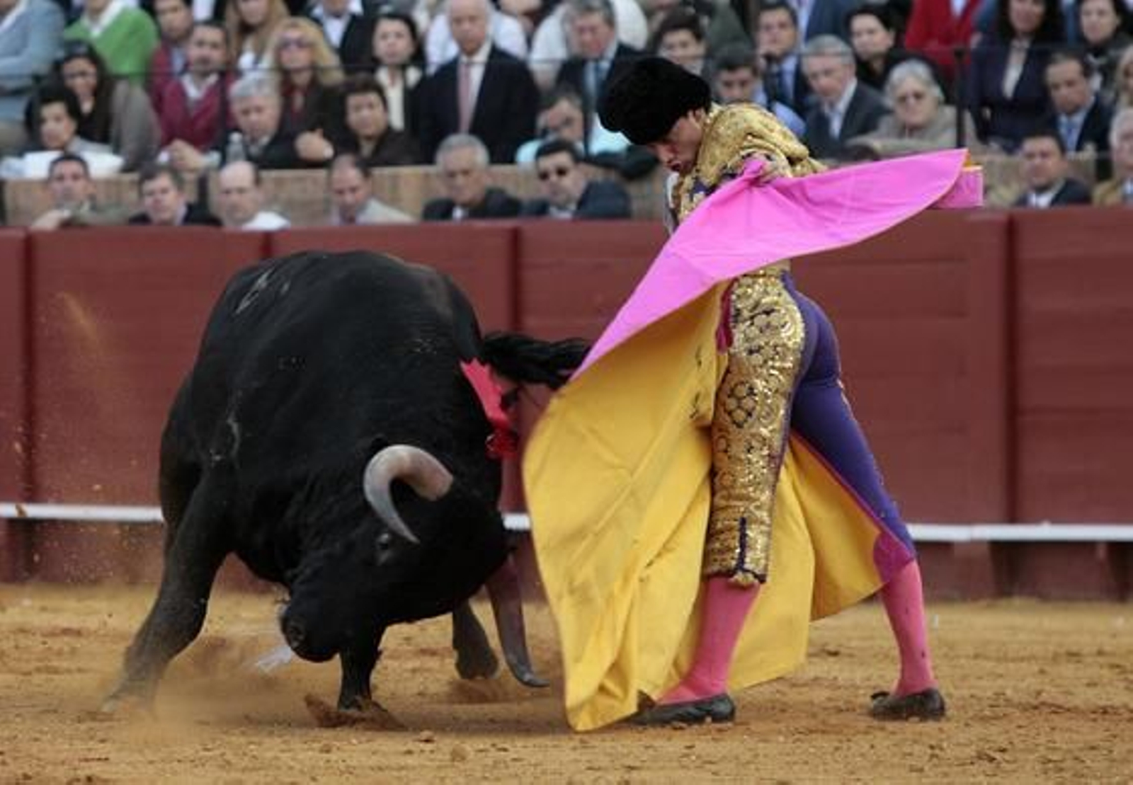 Oliva muestra su maestría con el capote.

Foto: Juan Carlos Muñoz