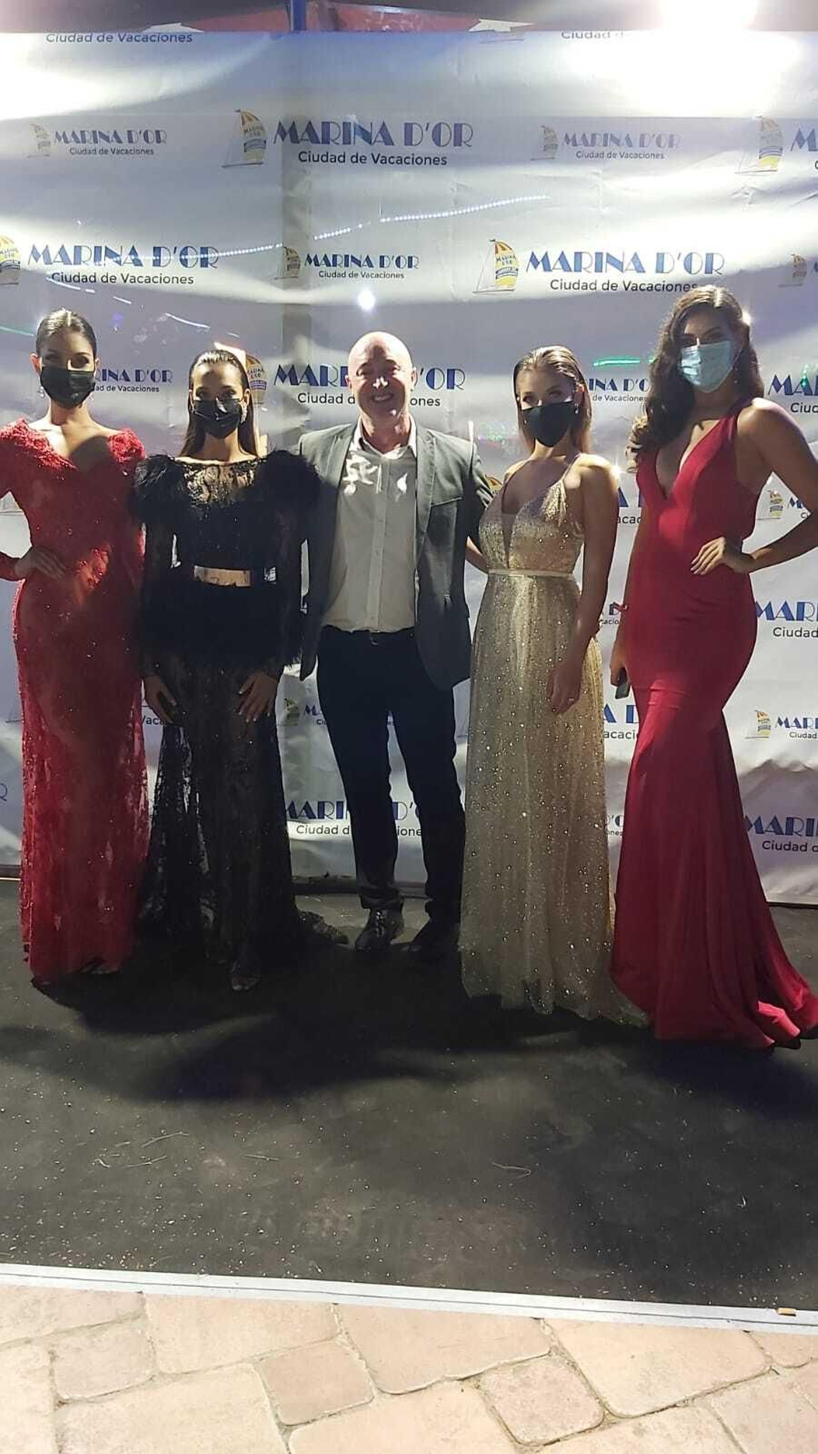 Paco Wandosell con tres Miss Mundo España y una Miss Internacional.