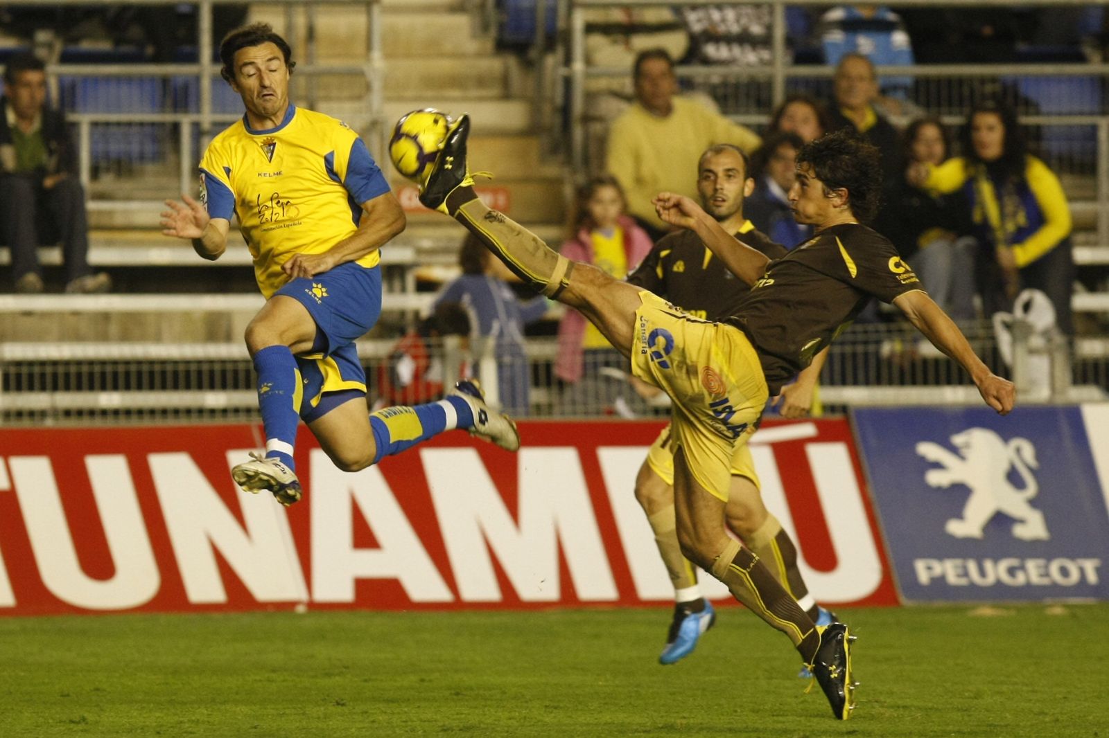 Lamas despeja delante de Toedtli en el último Cádiz-Las Palmas de Liga.