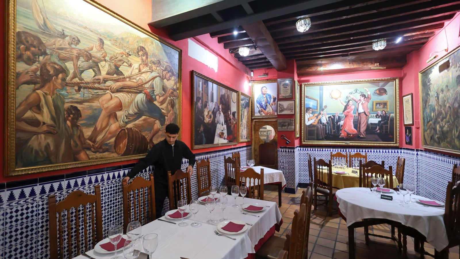 Uno de los salones de El Chinitas repleto de cuadros y referencias.