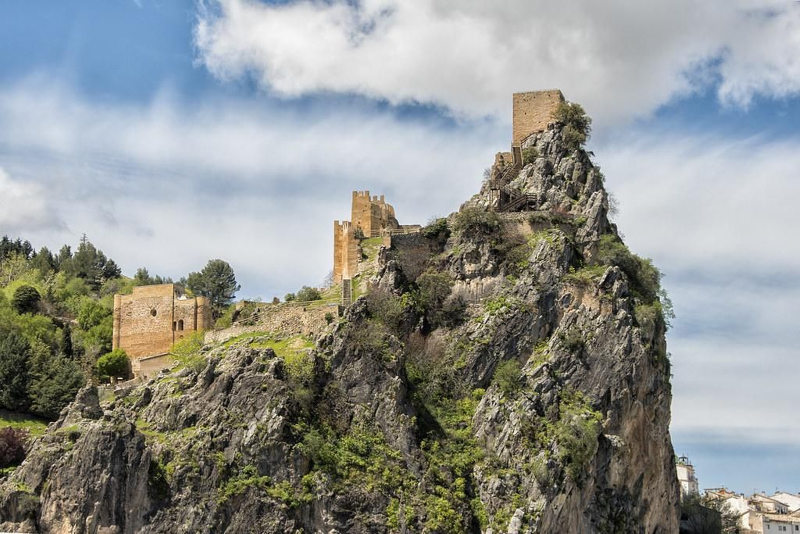 El imponente Castillo de La Iruela puede verse desde cualquier punto del pueblo de la Sierra de Cazorla.