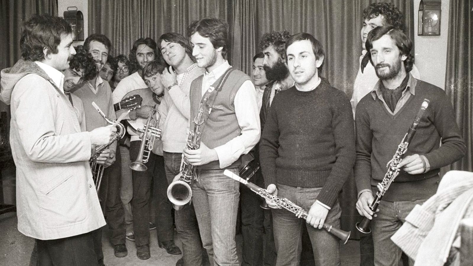 En la comparsa 'Charanga' con el saxo frente a Luis Ripoll.