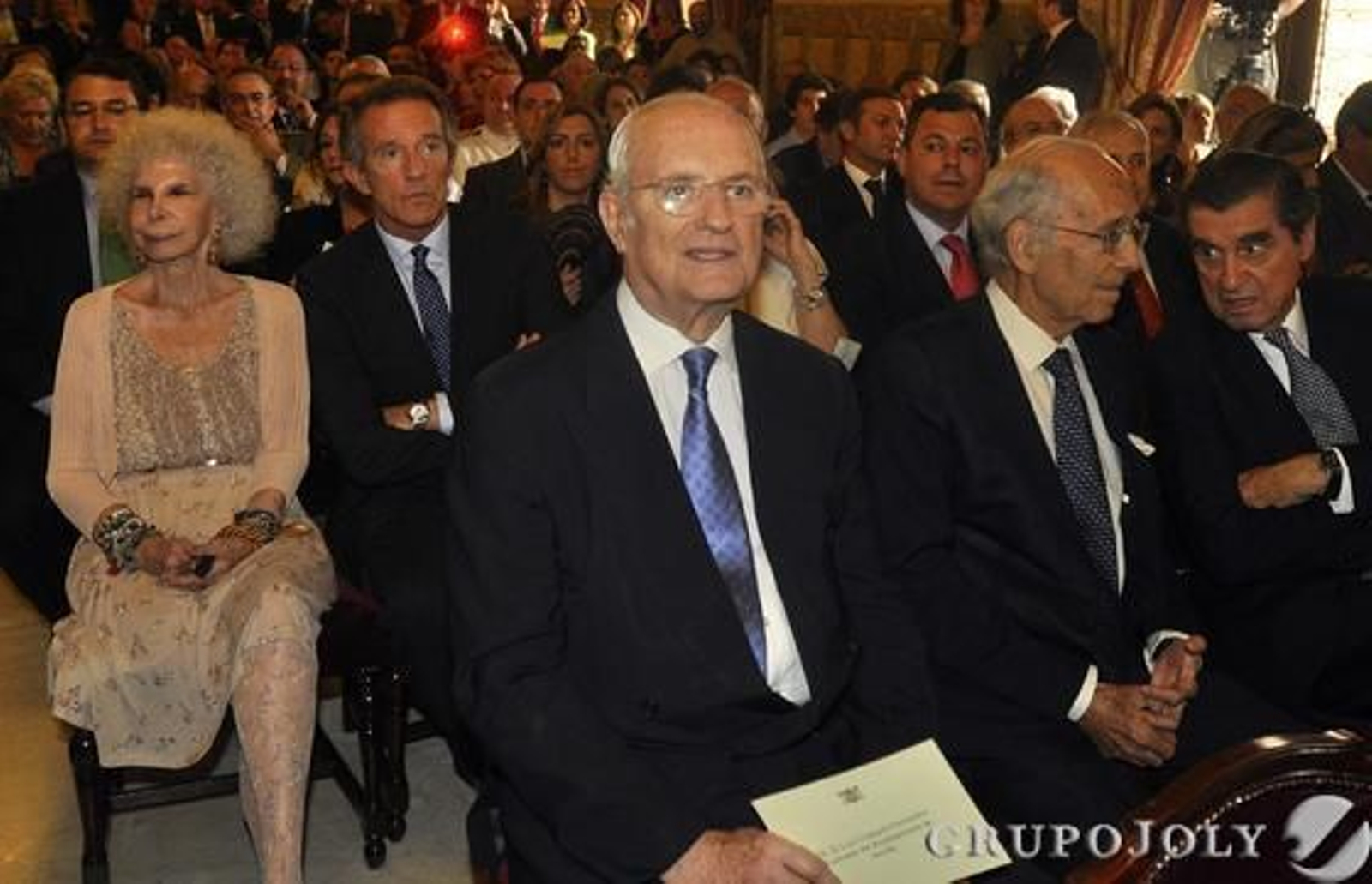 Luis Uruñuela, ex alcalde de Sevilla. Detrás, la Duquesa de Alba.

Foto: Antonio Pizarro - Manuel Gómez