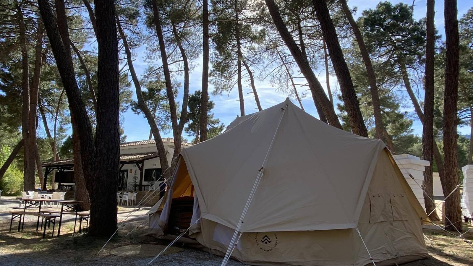 Las opciones de alojamiento son variadas, como por ejemplo el 'glamping', con todo ya dispuesto para tu estancia. Las opciones de alojamiento son variadas, como por ejemplo el 'glamping', con todo ya dispuesto para tu estancia.