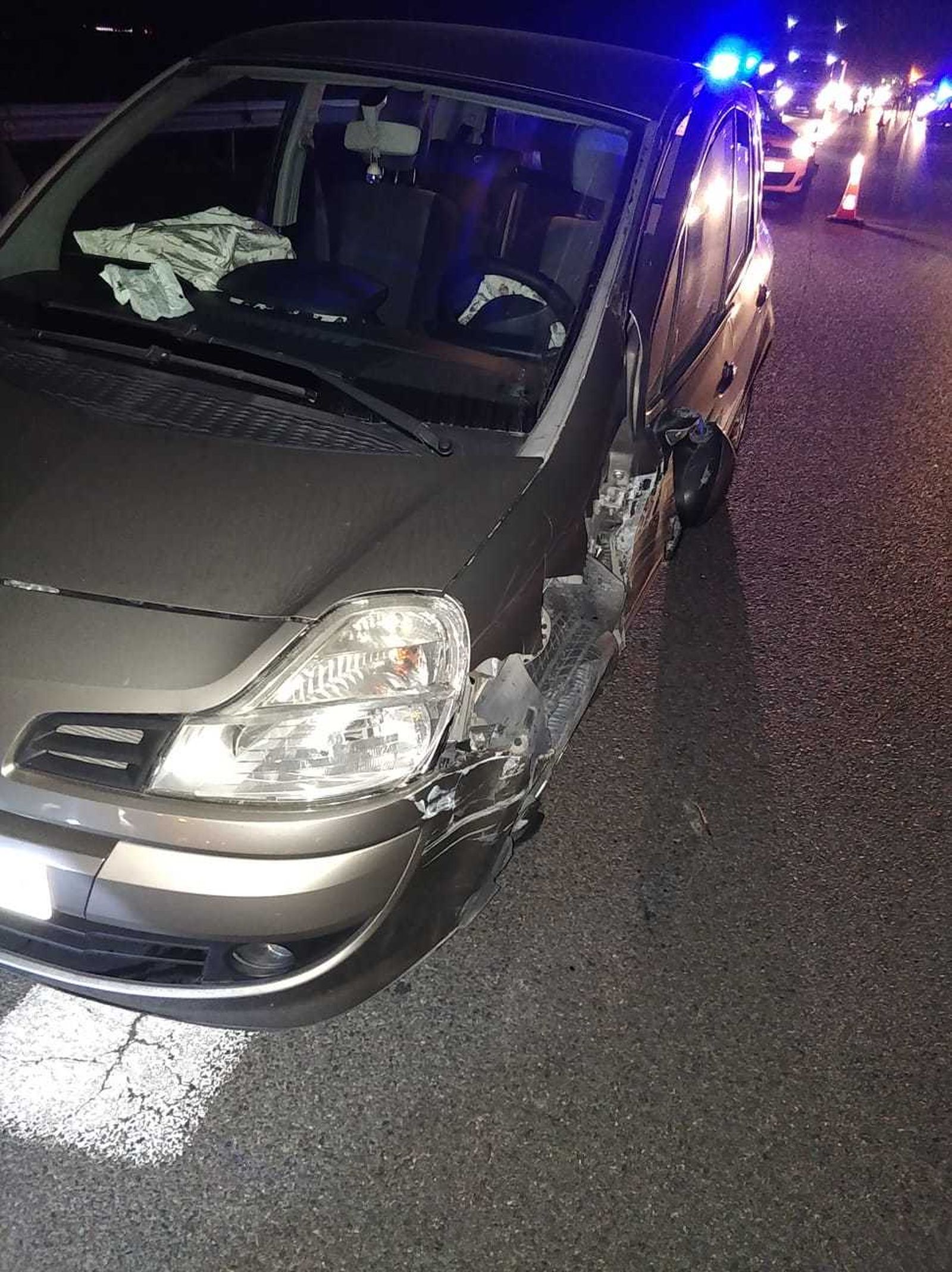 Imagen de uno de los coches accidentados en la A-4.