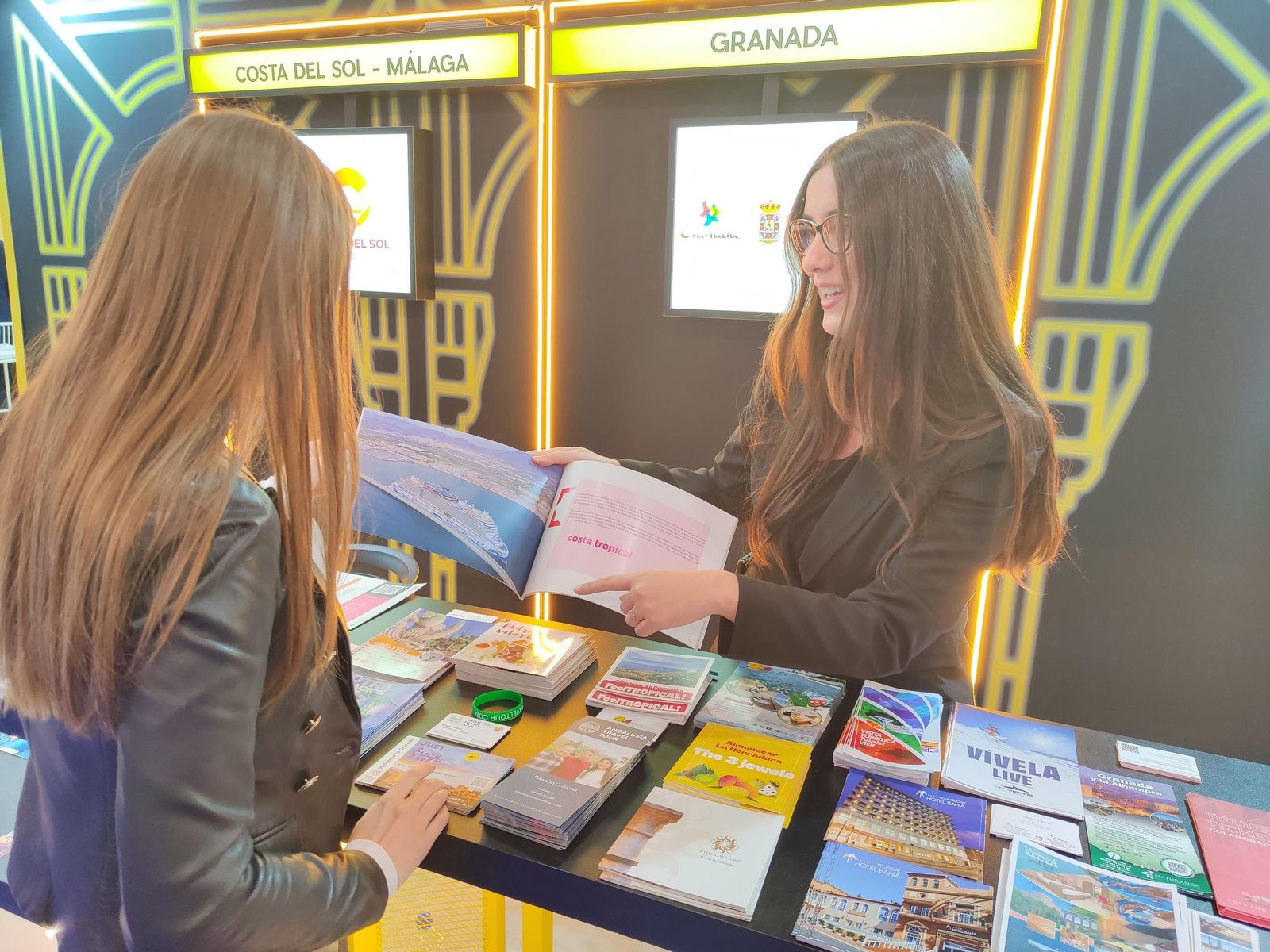 Una turoperadora británica visita el stand de Granada en la WTM