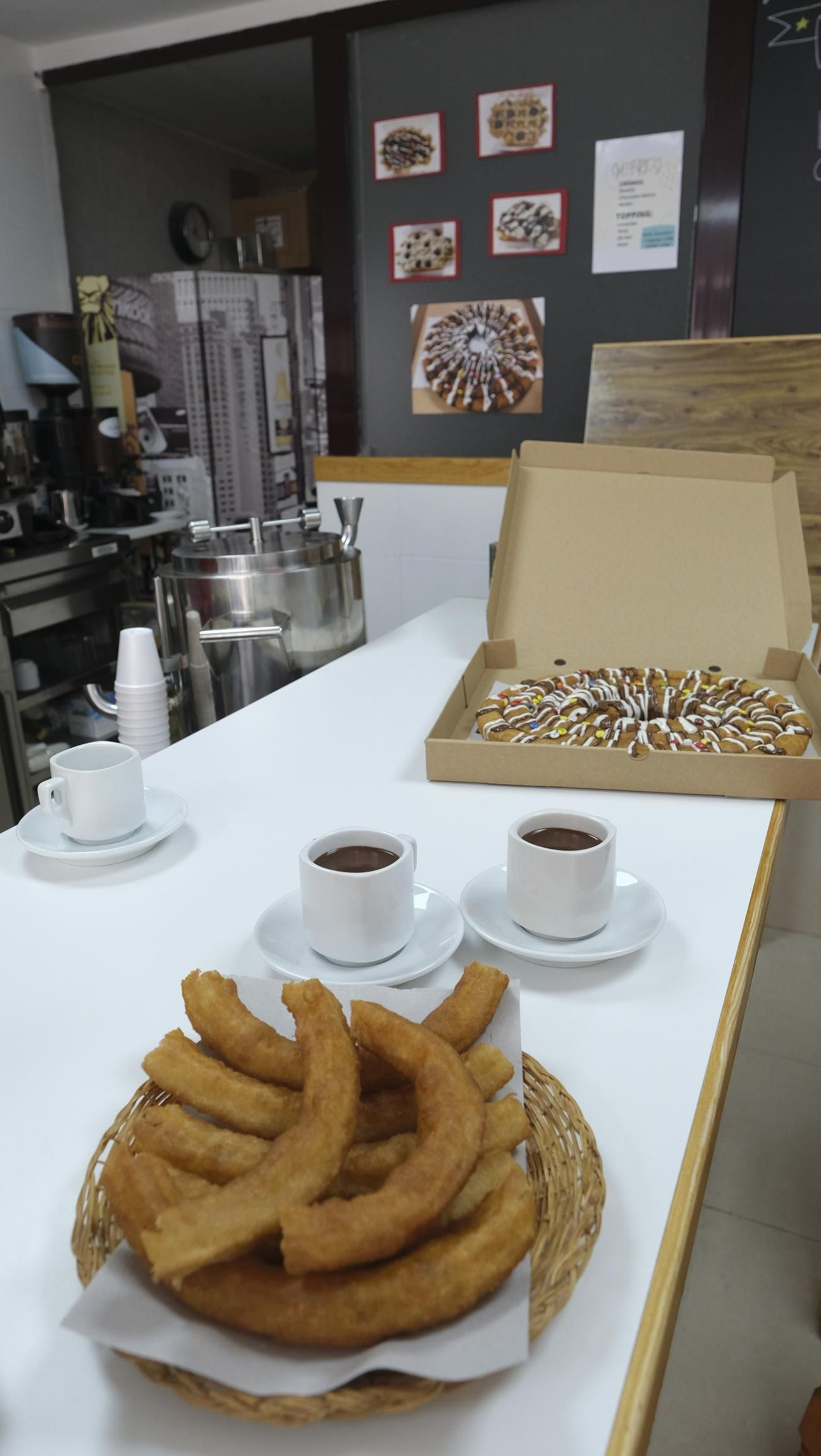 Fotogalería churro-pizza. Churrería Plaza Mayor. Huércal Overa.