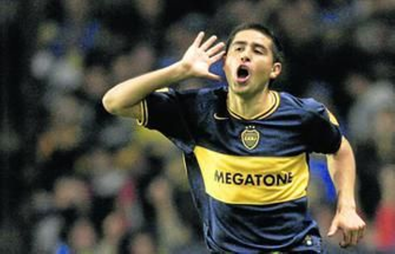 Juan Román Riquelme, celebrando un gol con la elástica bostera con su gesto característico.