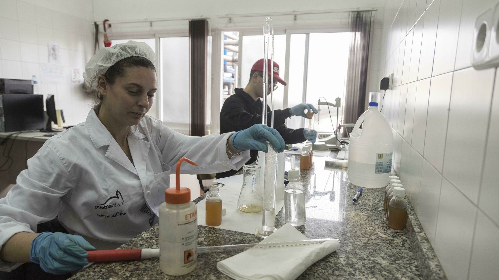 Prácticas de FP Dual en el laboratorio de una empresa.