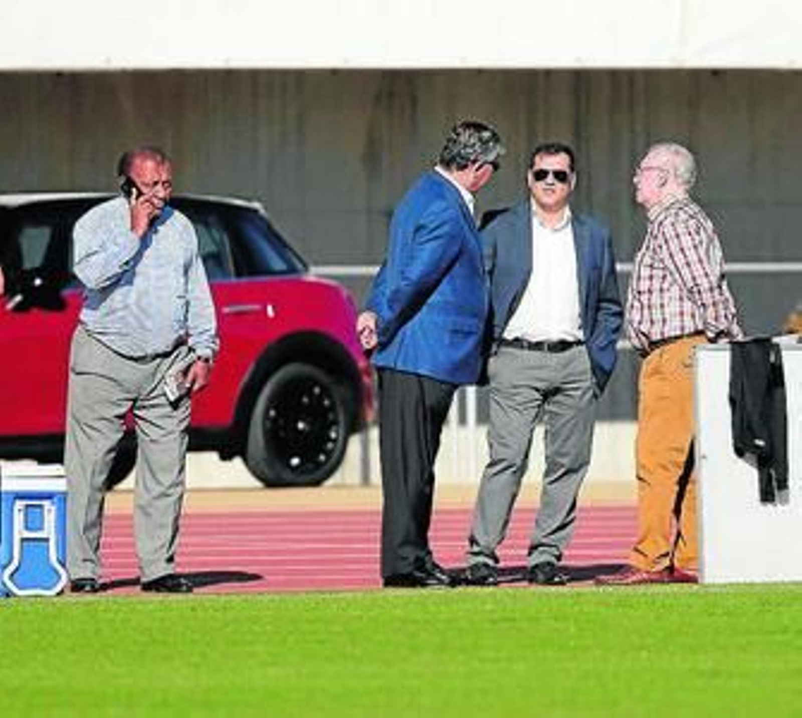 Los dirigentes, en el entrenamiento de ayer.