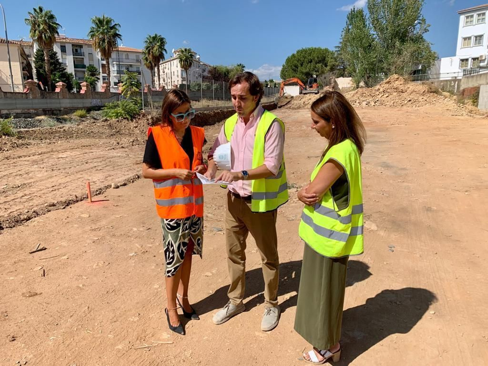 La alcaldesa de Ronda y la delegada municipal de Obras visitan los trabajos con técnicos municipales.
