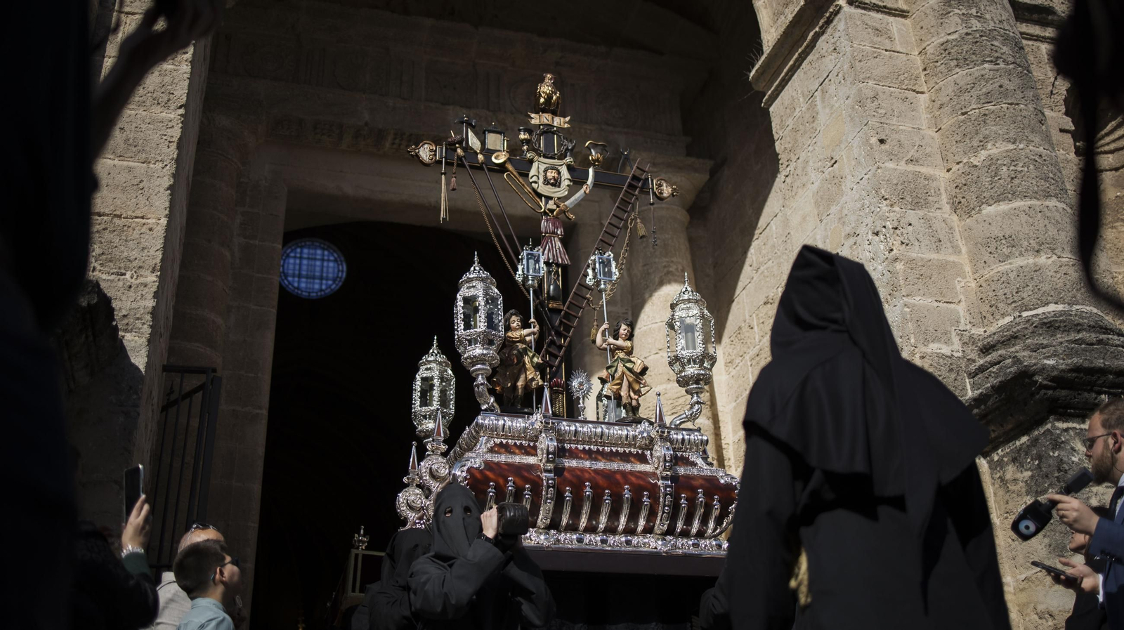 Imágenes de la Hermandad de La Vera-Cruz en el Jueves Santo de Jerez 2025