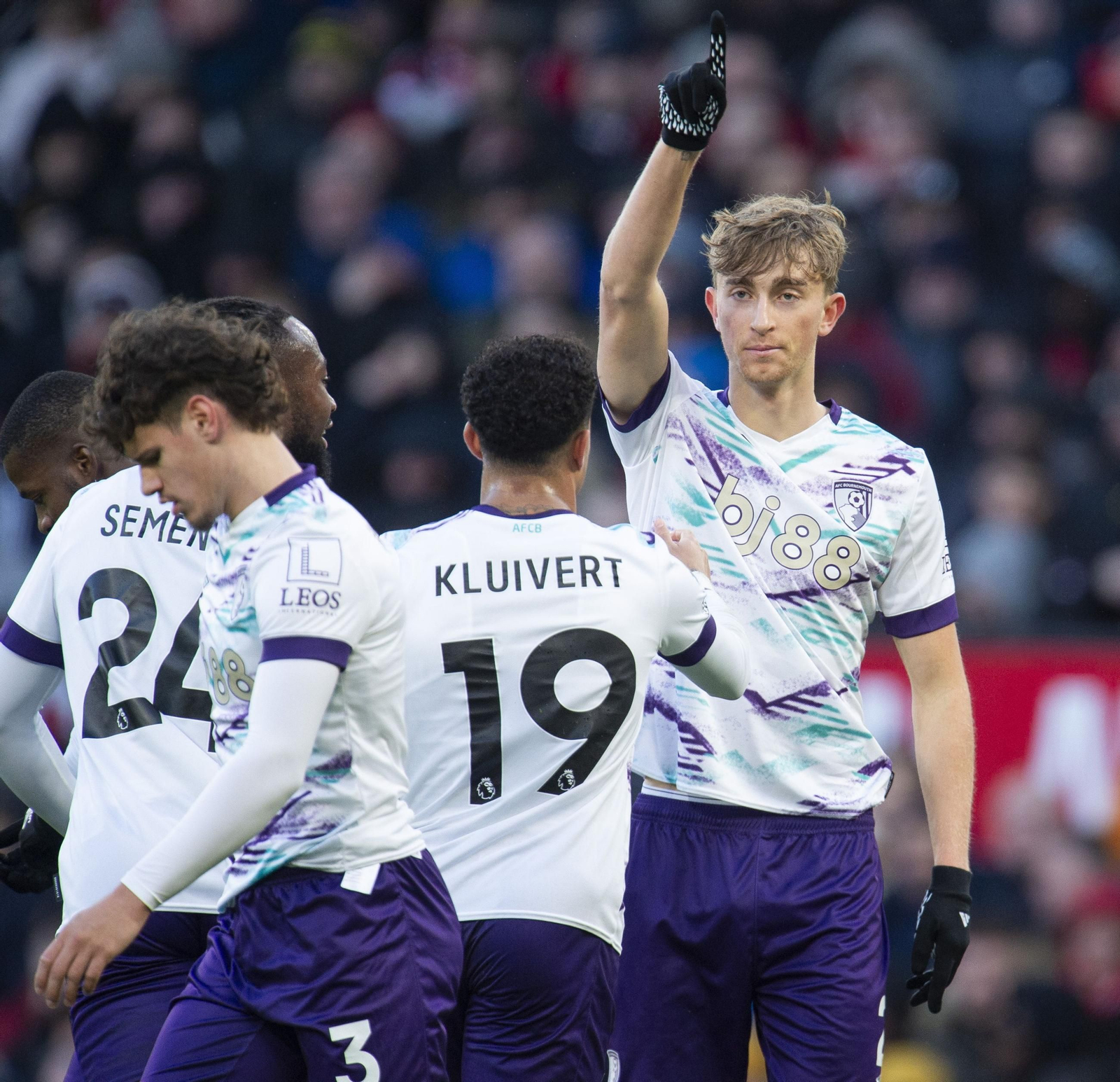 Las fotos de Dean Huijsen tras su gol al Manchester United en Old Trafford