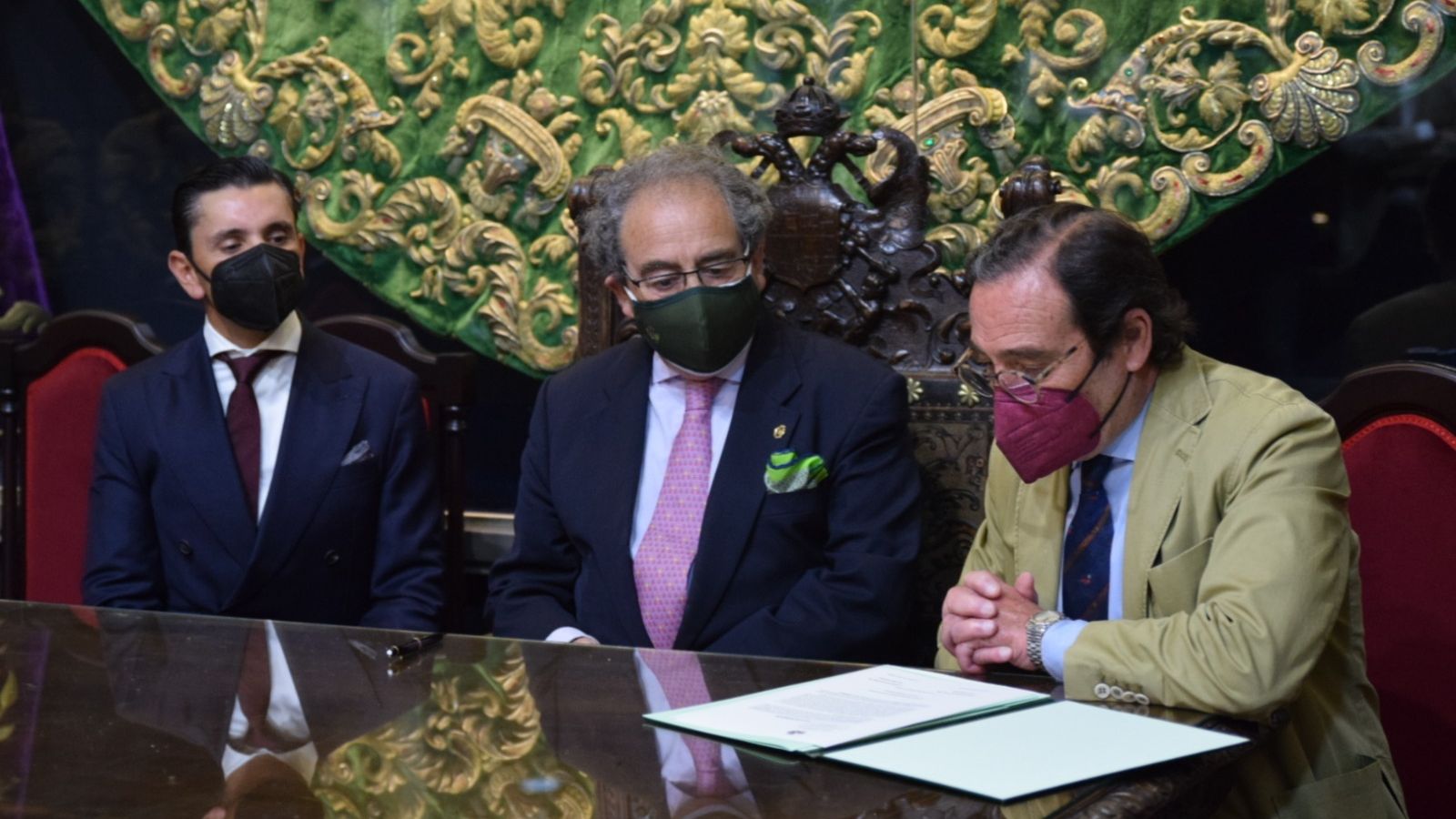 Ventura junto a Cabrero en el acto de donación del traje a la Macarena.