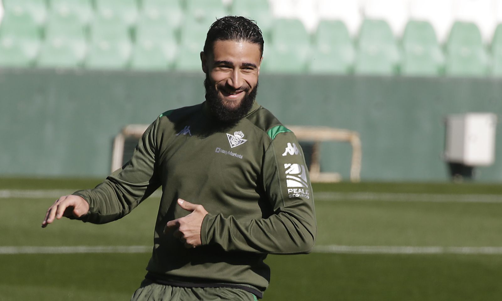 Fekir, sonriente, en el entrenamiento de hoy.